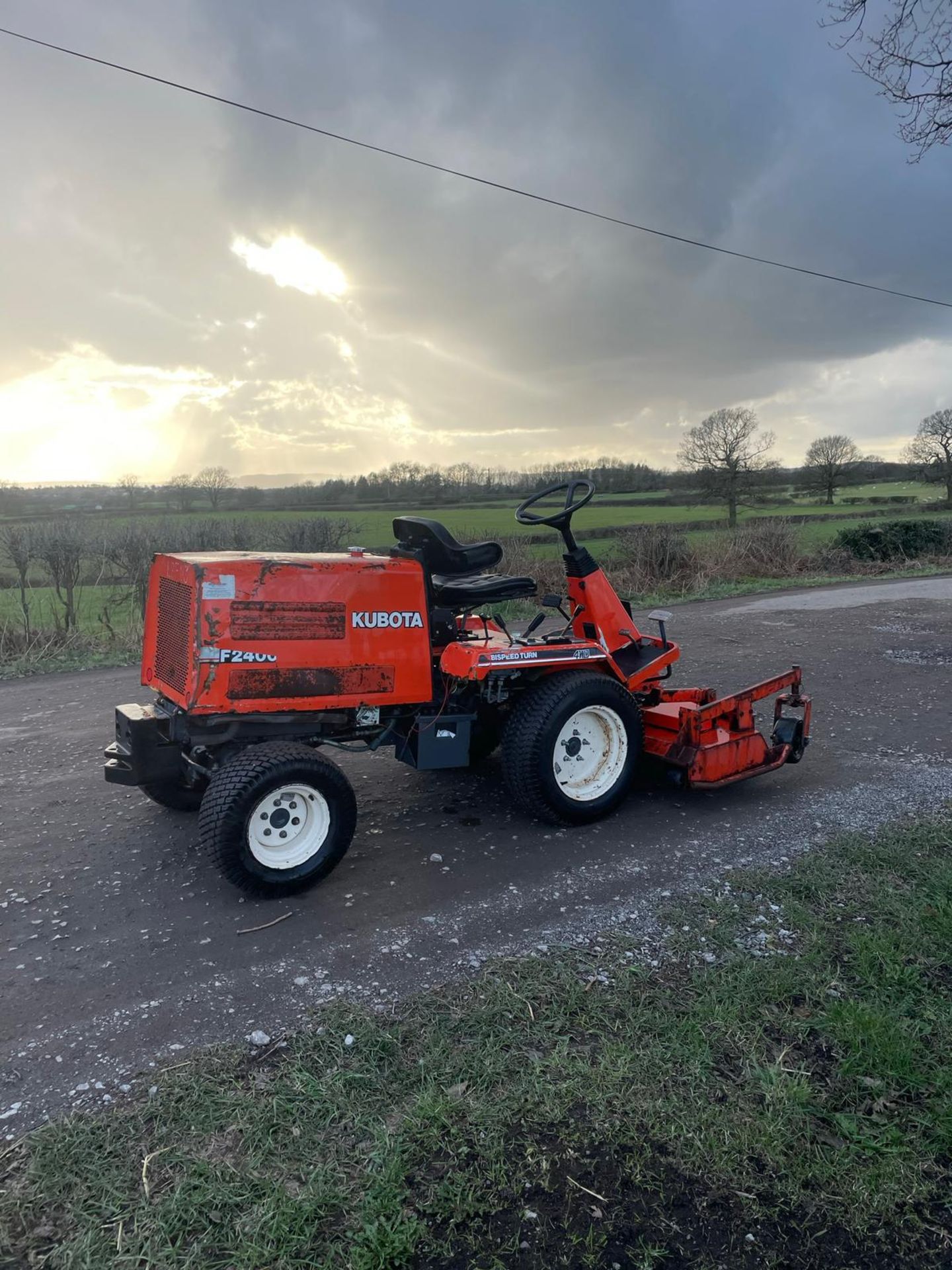 Kubota F2400 4WD Outfront Ride On Mower *PLUS VAT* - Image 4 of 12