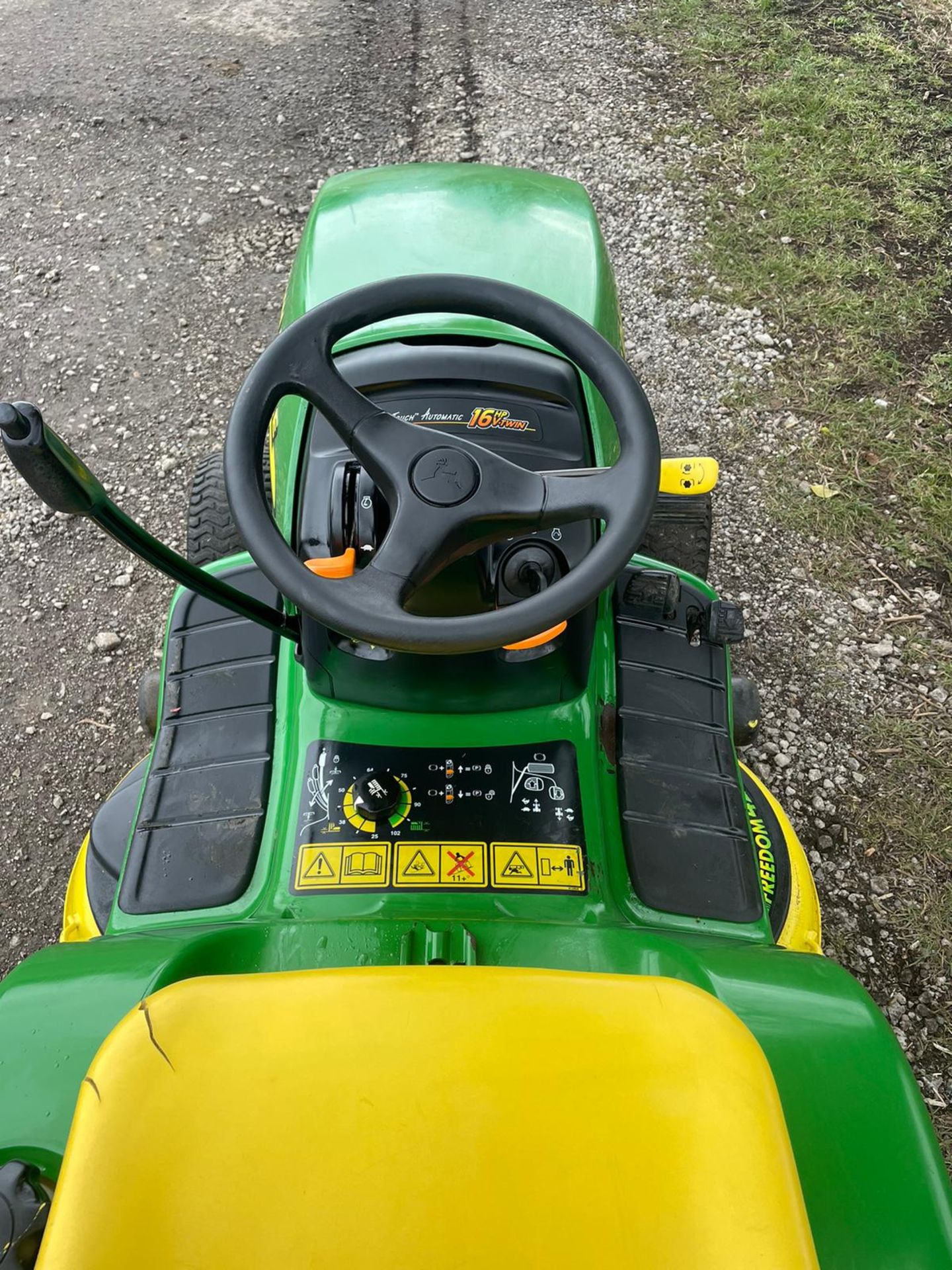 John Deere LT166 ride on lawn mower *NO VAT* - Image 7 of 9