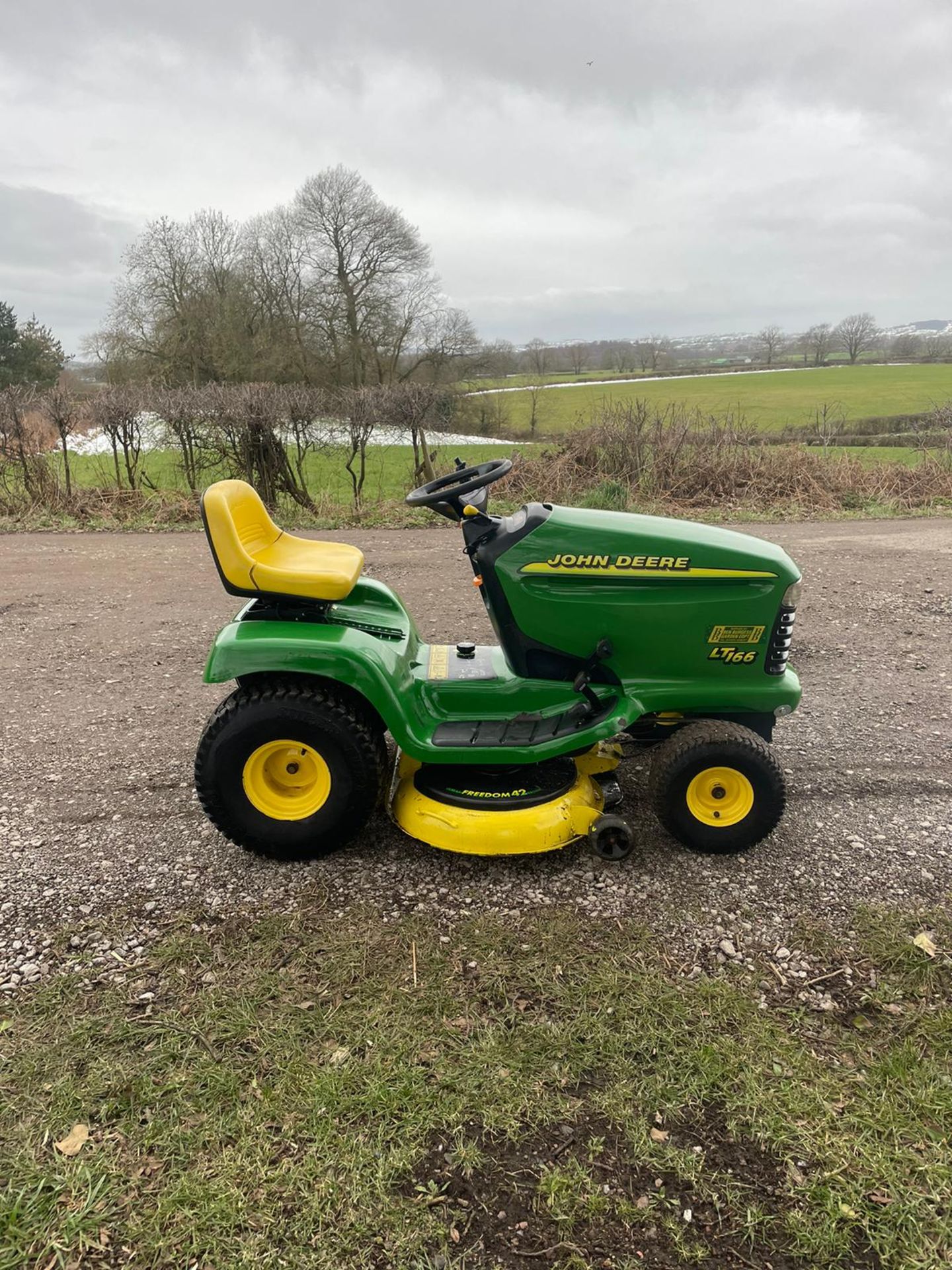 John Deere LT166 ride on lawn mower *NO VAT* - Image 3 of 9