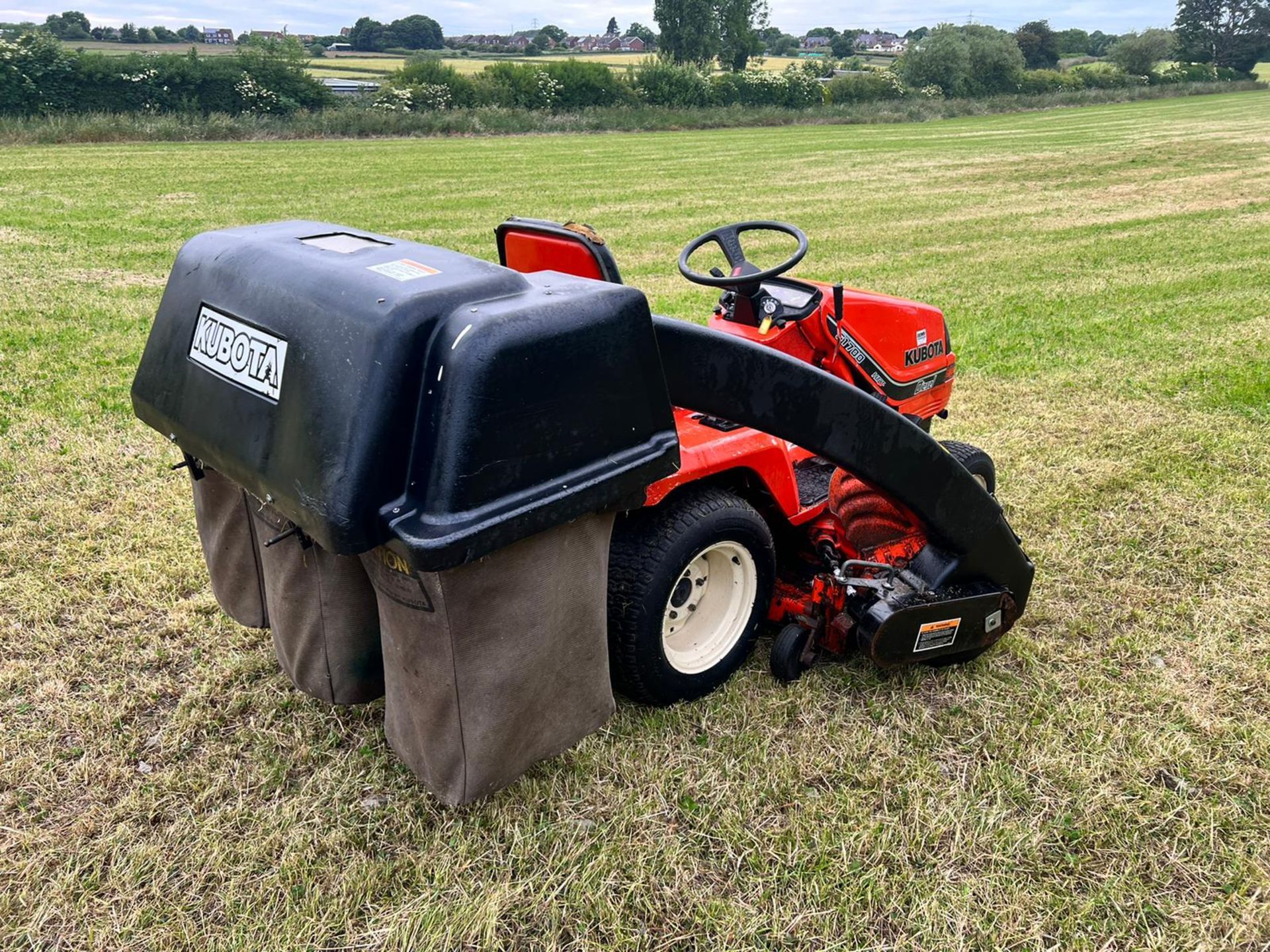 KUBOTA G1700 DIESEL RIDE-ON MOWER WITH REAR COLLECTOR *NO VAT* - Image 5 of 16