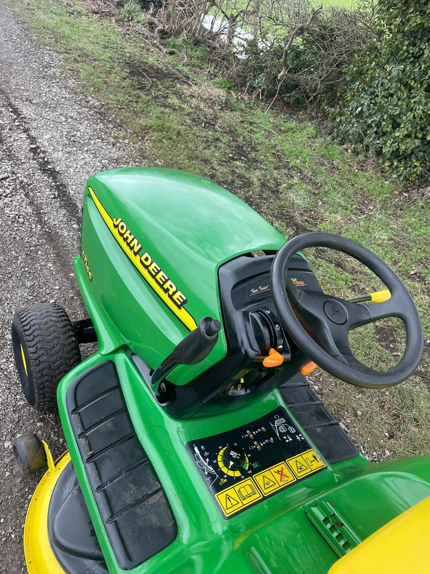 John Deere LT166 ride on lawn mower *NO VAT* - Image 9 of 9