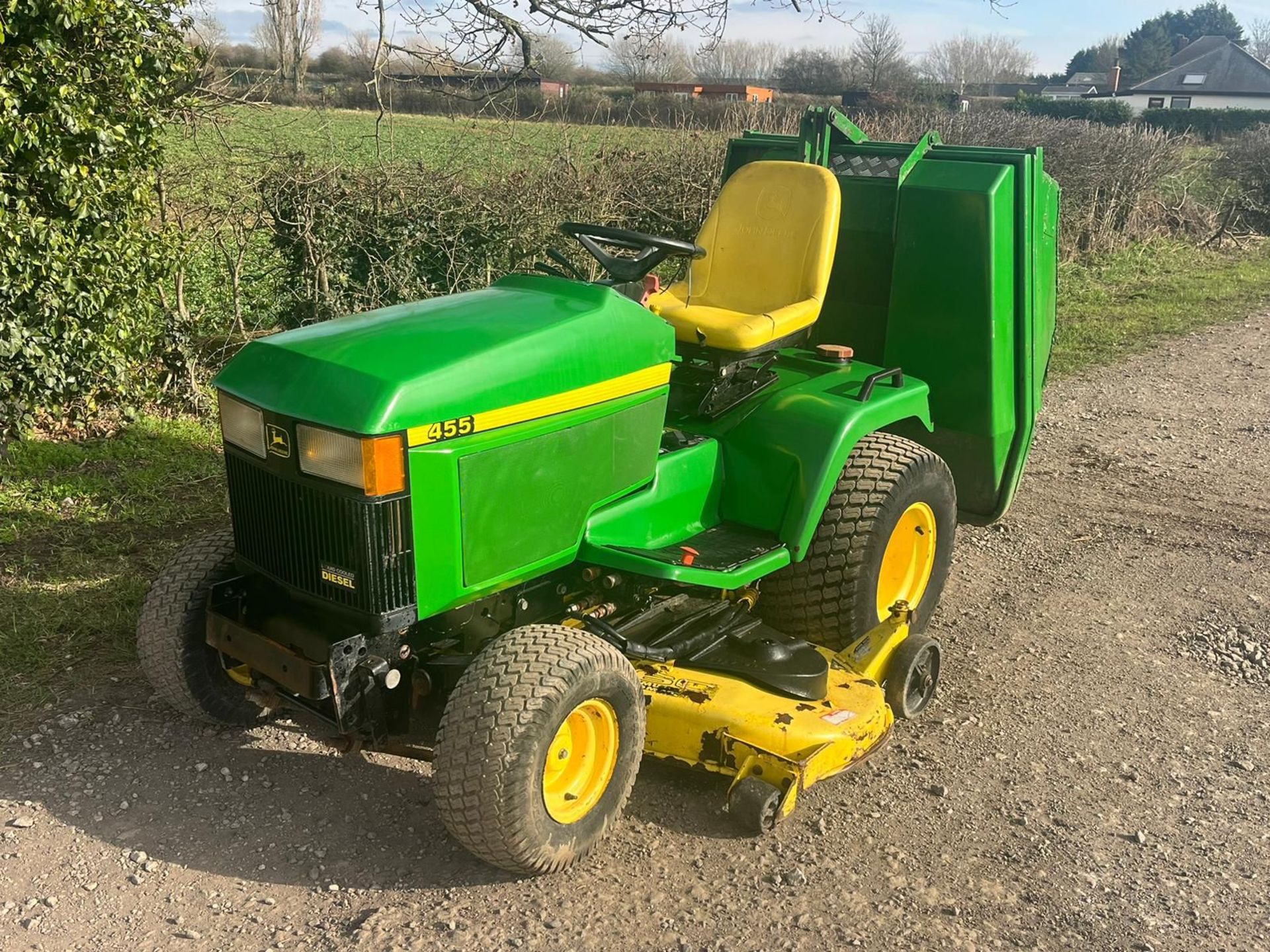 JOHN DEERE 455 RIDE ON LAWN MOWER *PLUS VAT* - Image 2 of 10