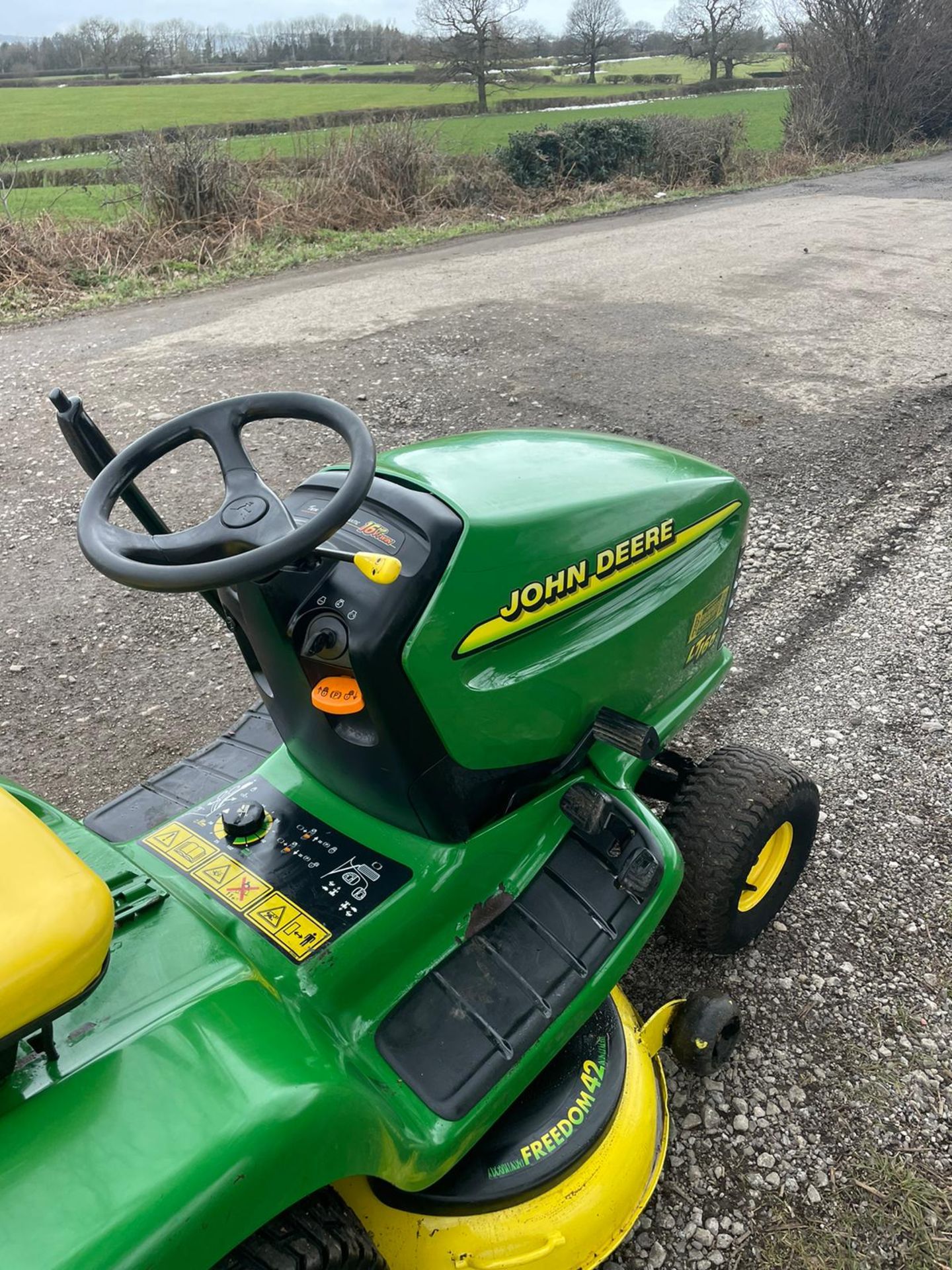 John Deere LT166 ride on lawn mower *NO VAT* - Image 8 of 9