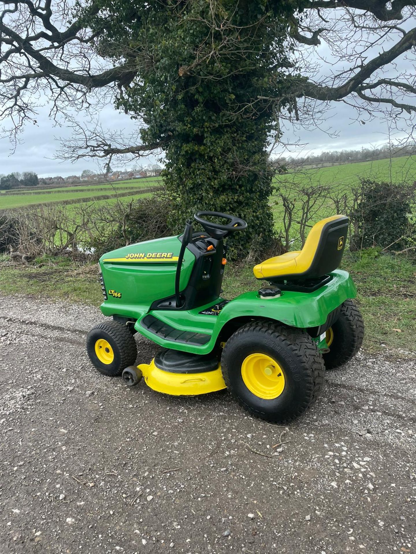 John Deere LT166 ride on lawn mower *NO VAT* - Image 5 of 9