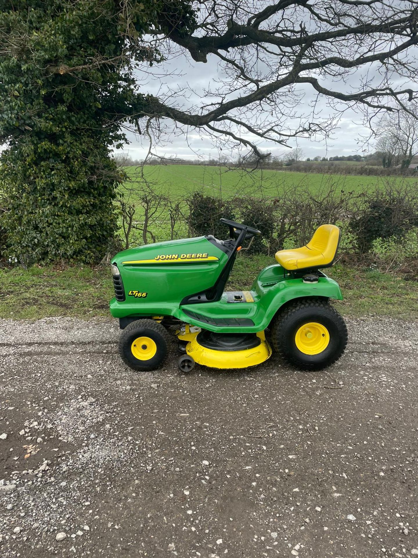 John Deere LT166 ride on lawn mower *NO VAT* - Image 6 of 9