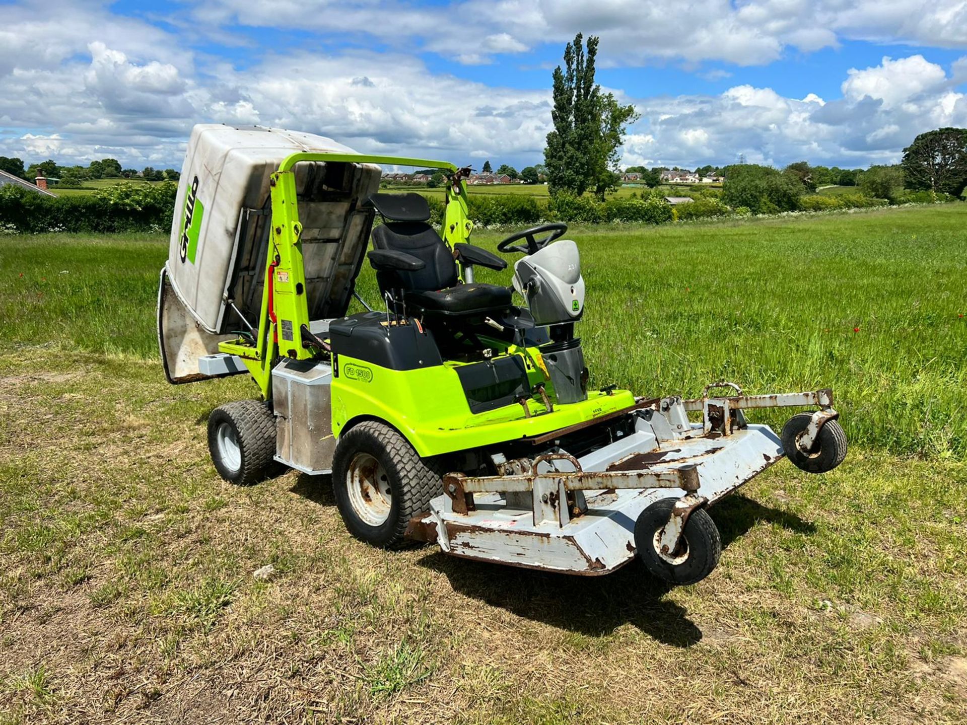 GRILLO FD1500 RIDE ON LAWN MOWER WITH HIGH LIFT COLLECTOR, RUNS DRIVES AND CUTS *PLUS VAT* - Image 3 of 10