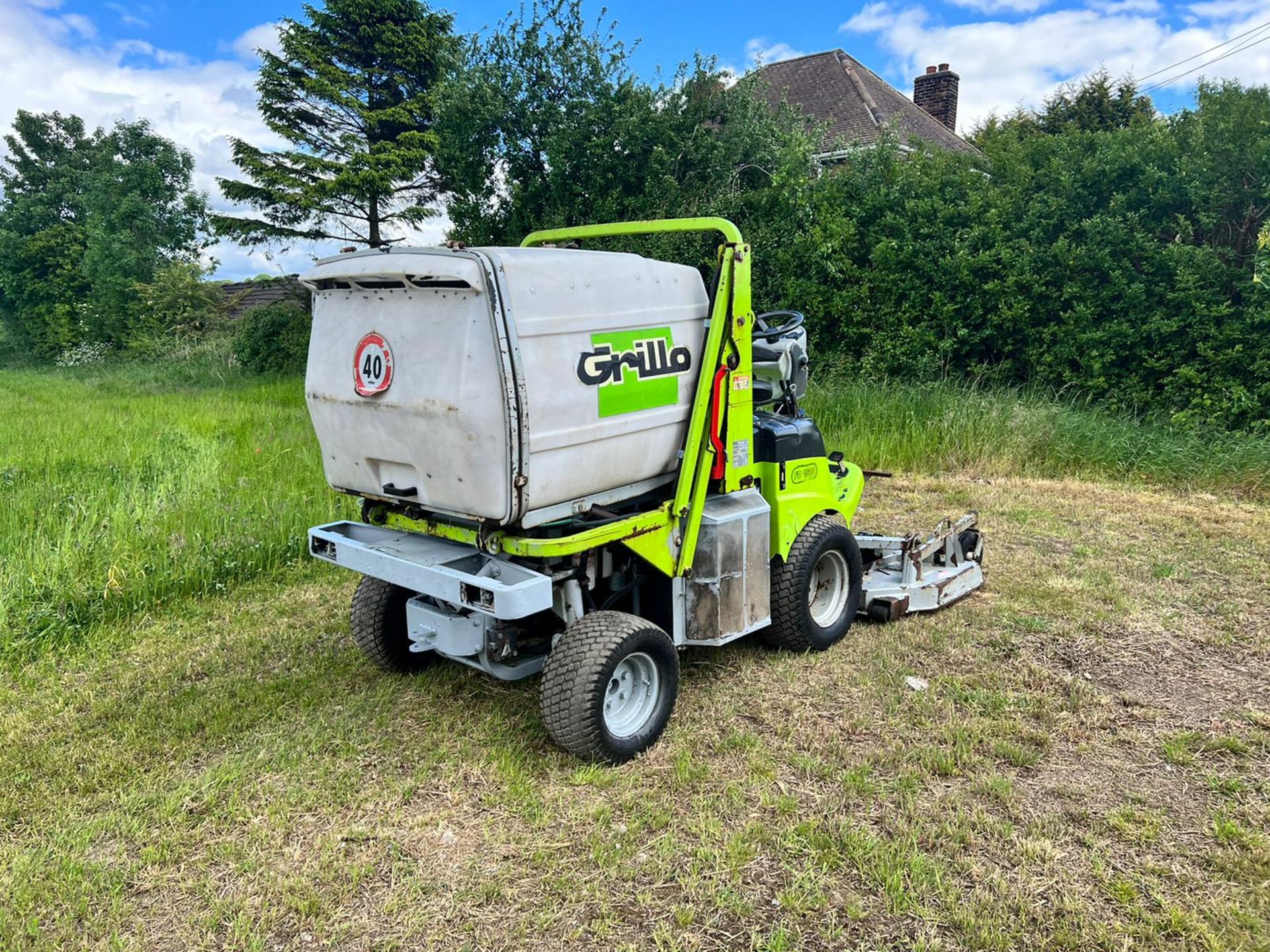 GRILLO FD1500 RIDE ON LAWN MOWER WITH HIGH LIFT COLLECTOR, RUNS DRIVES AND CUTS *PLUS VAT* - Image 4 of 10