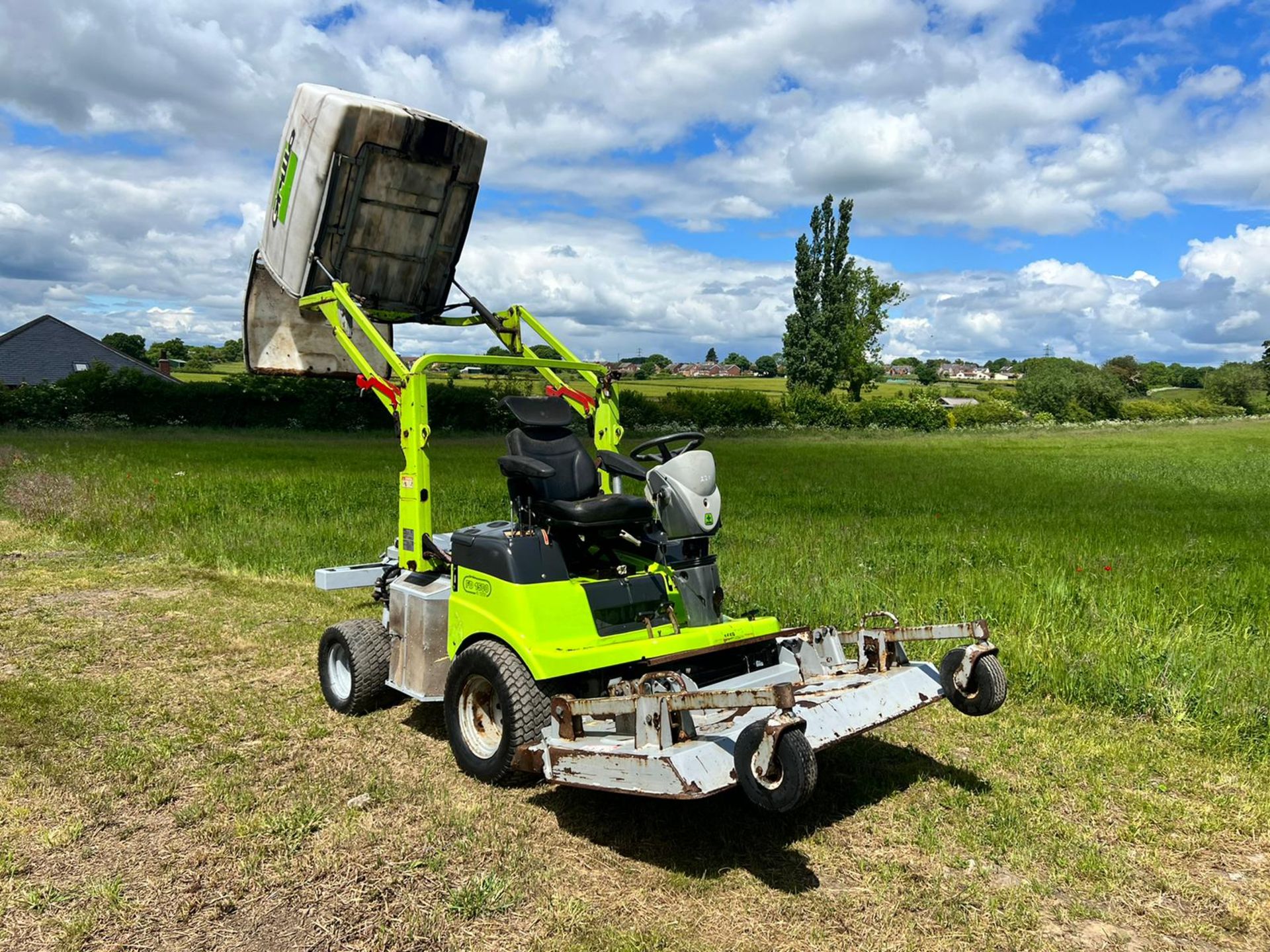 GRILLO FD1500 RIDE ON LAWN MOWER WITH HIGH LIFT COLLECTOR, RUNS DRIVES AND CUTS *PLUS VAT*