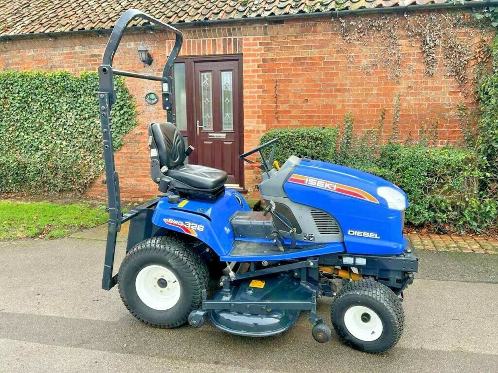 ISEKI 326 RIDE ON MOWER C/W 54" MULCHING DECK, HYDRO DRIVE, 3 CYLINDER DIESEL *PLUS VAT* - Image 2 of 6