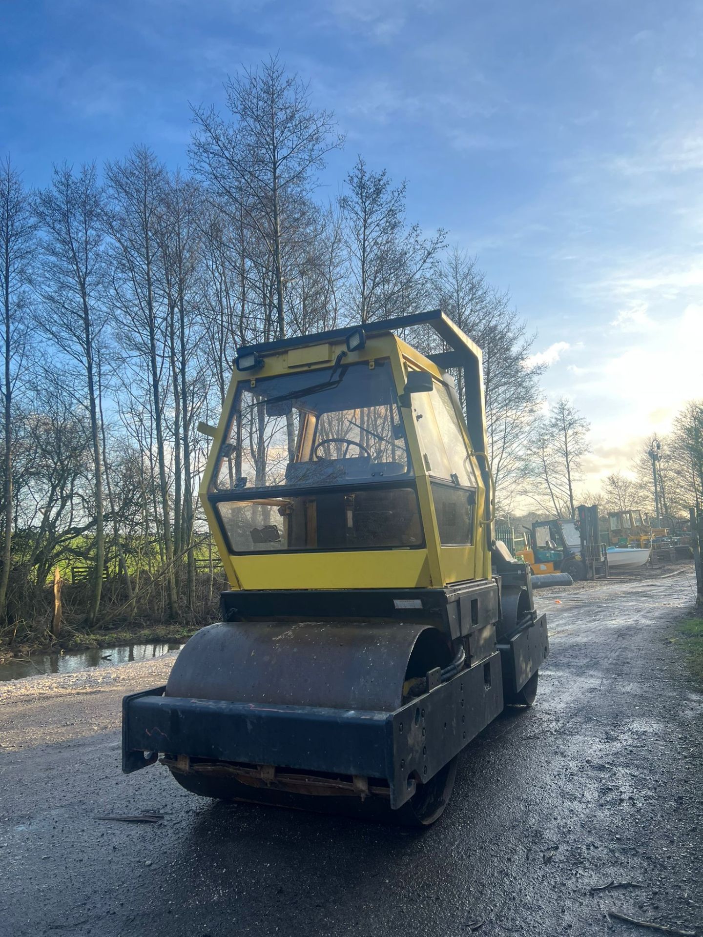 DYNA PAC CC211 TWIN DRUM ROLLER FULL CAB VIBRATING ROLLER, RUNS, WORKS, VIBRATES *PLUS VAT* - Image 2 of 7