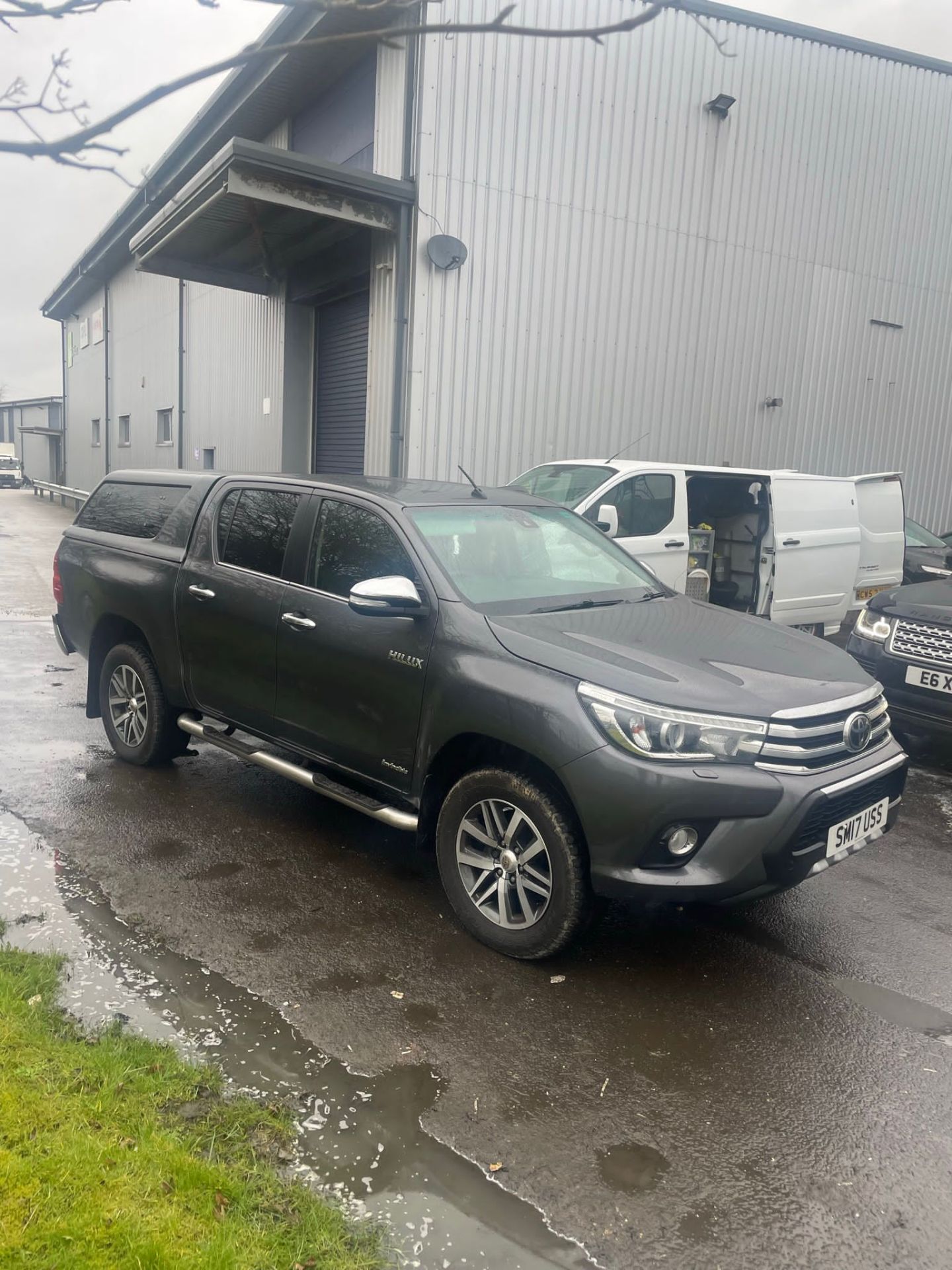 TOYOTA HILUX INVINCIBLE D-4D 4WD DCB GREY PICK UP *PLUS VAT* - Image 2 of 11