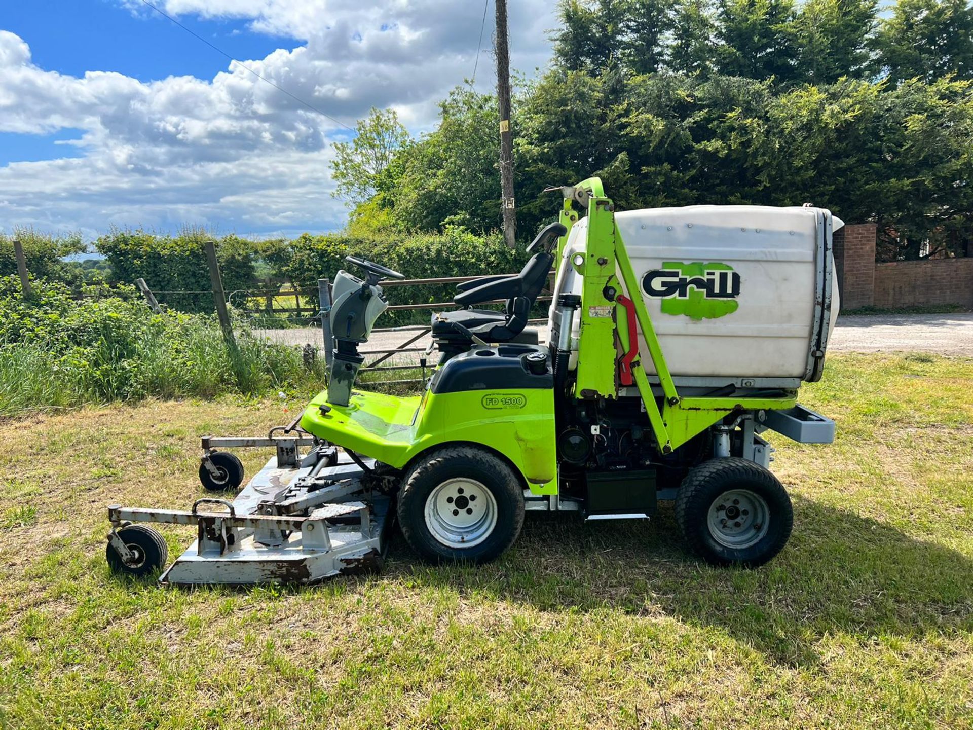 GRILLO FD1500 RIDE ON LAWN MOWER WITH HIGH LIFT COLLECTOR, RUNS DRIVES AND CUTS *PLUS VAT* - Image 7 of 10