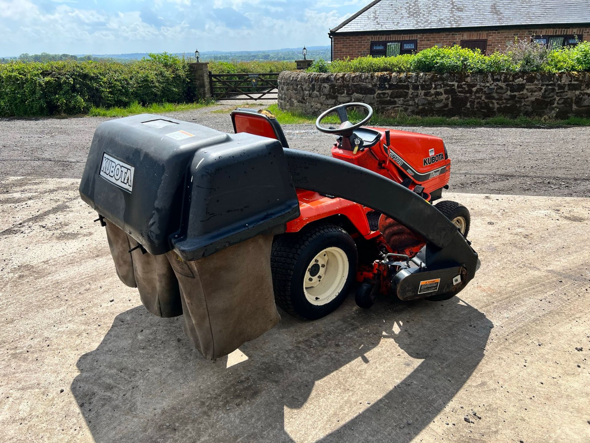 Kubota G1700 Diesel Ride On Mower With Rear Collector, Runs Drives And Cuts "NOVAT" - Image 5 of 12