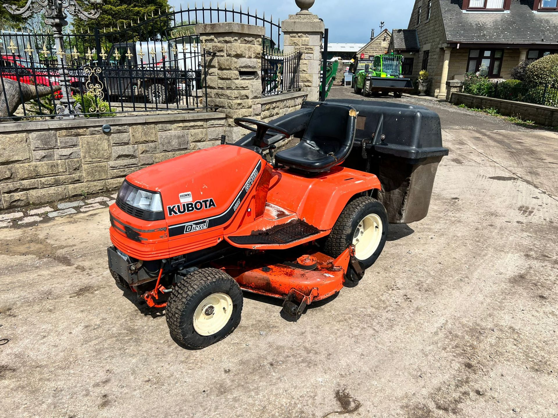 Kubota G1700 Diesel Ride On Mower With Rear Collector, Runs Drives And Cuts "NOVAT" - Image 2 of 12