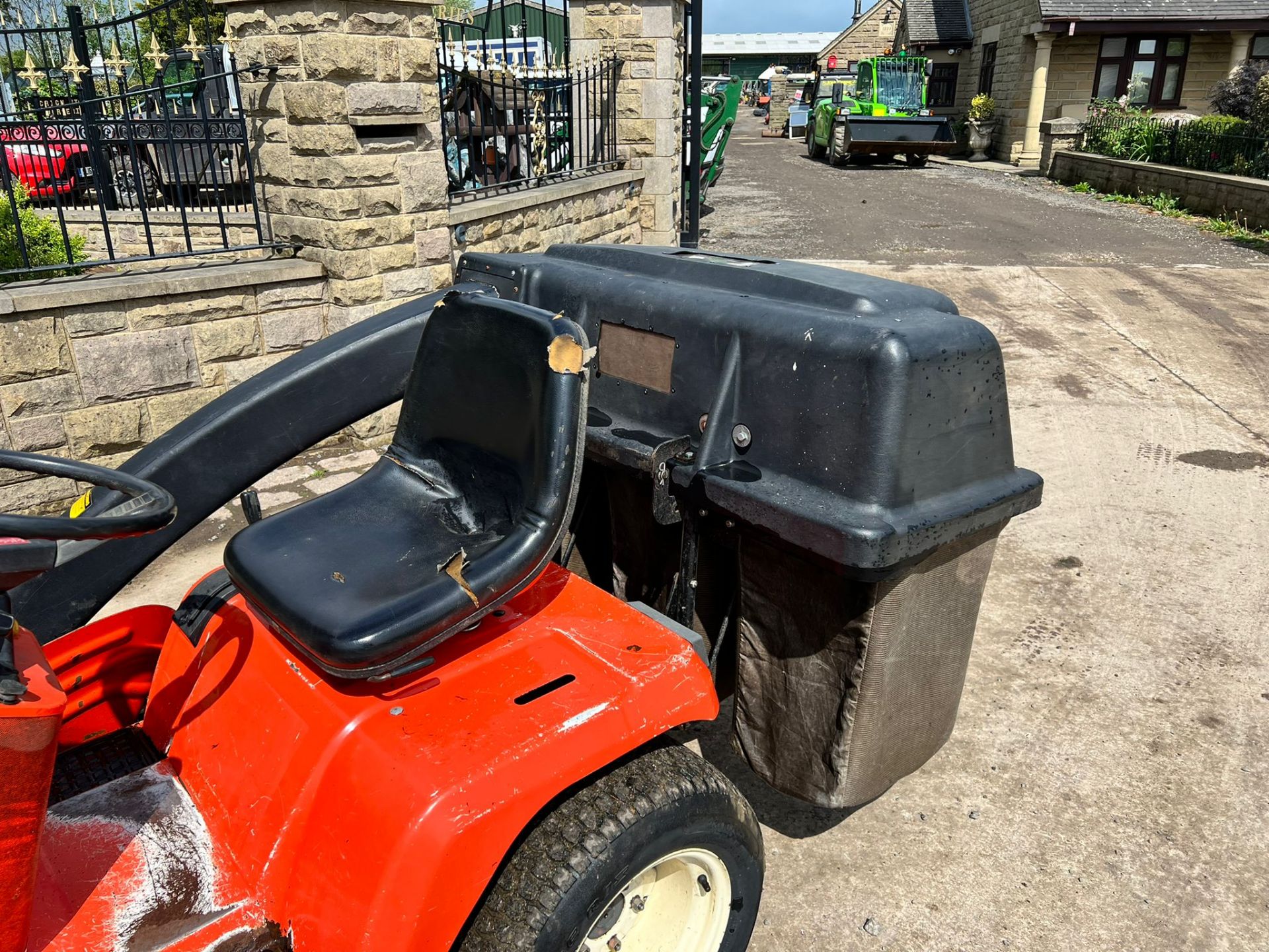 Kubota G1700 Diesel Ride On Mower With Rear Collector, Runs Drives And Cuts "NOVAT" - Image 9 of 12