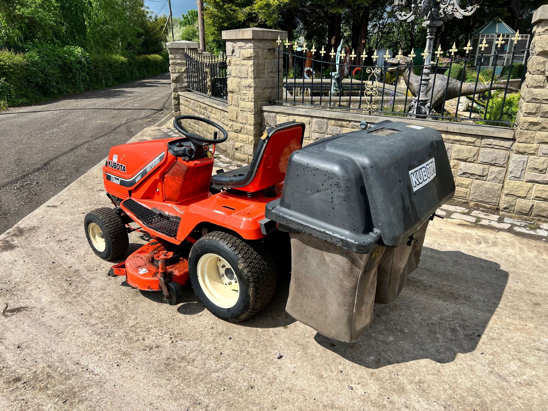 Kubota G1700 Diesel Ride On Mower With Rear Collector, Runs Drives And Cuts "NOVAT"