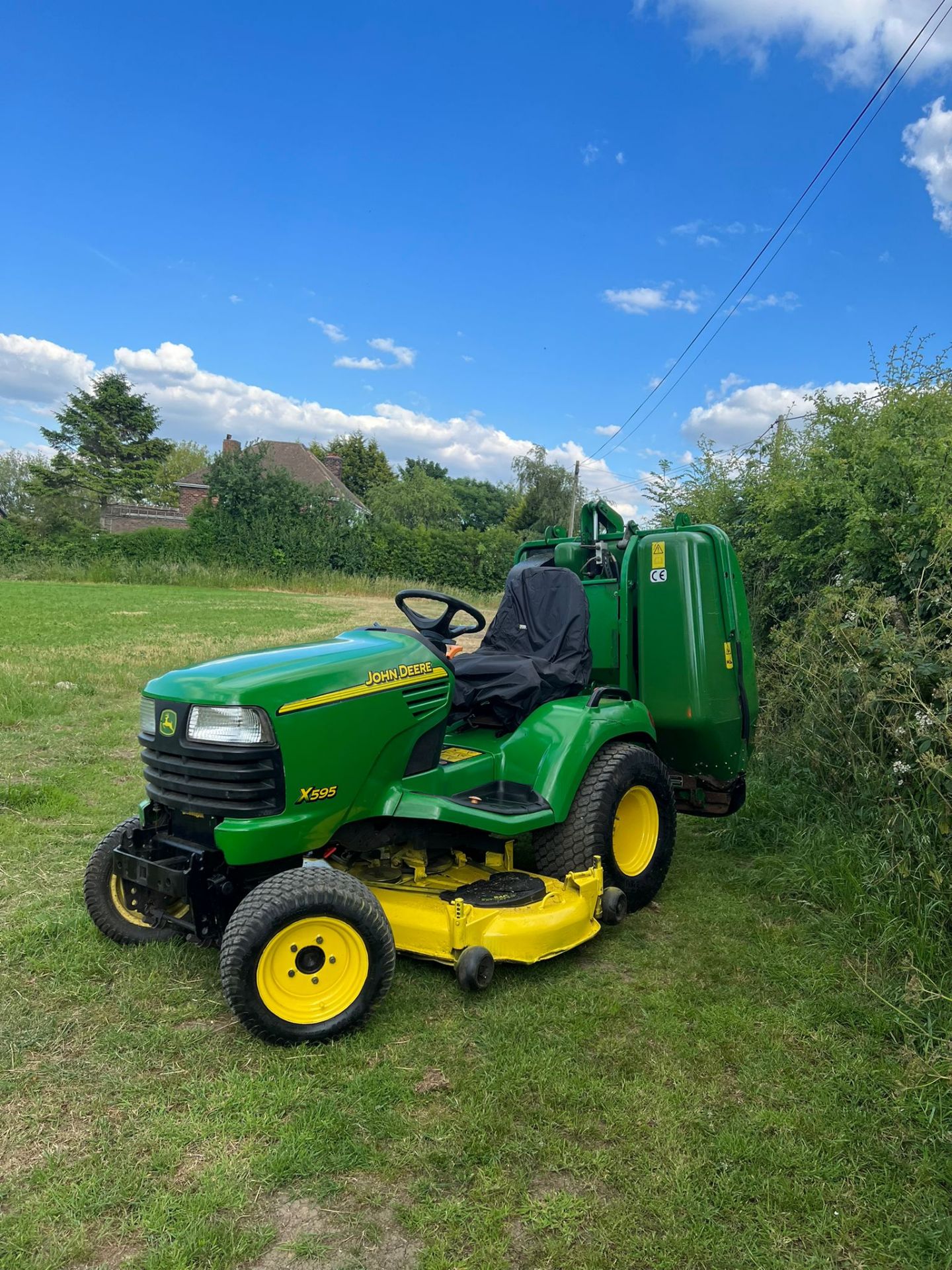 JOHN DEERE X595 4x4 RIDE ON LAWN MOWER WITH COLLECTOR *PLUS VAT* - Image 2 of 6