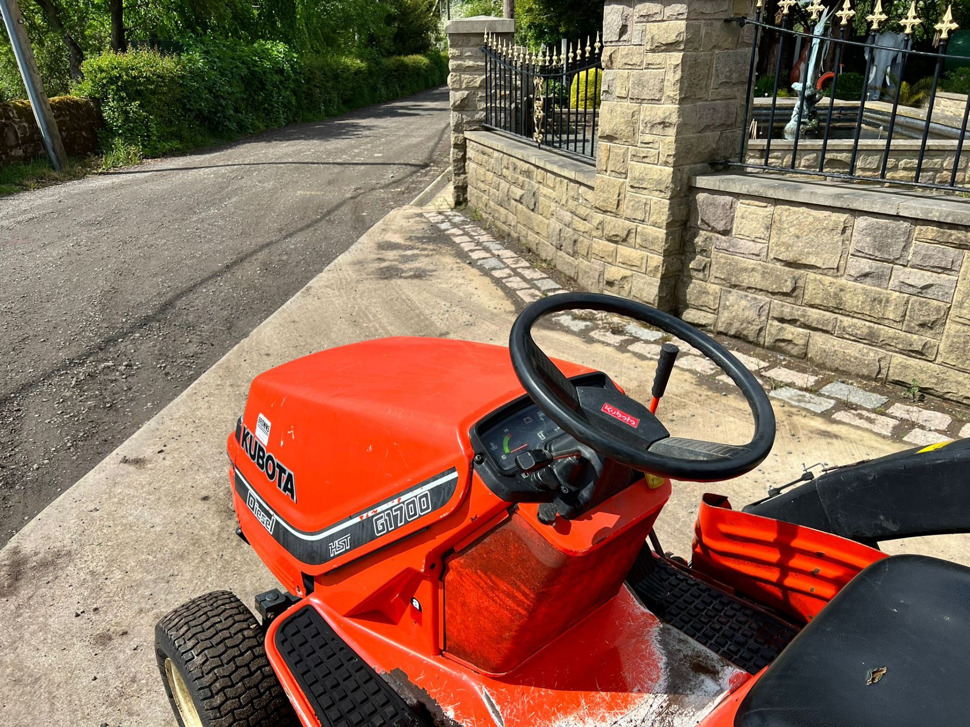 Kubota G1700 Diesel Ride On Mower With Rear Collector, Runs Drives And Cuts "NOVAT" - Image 8 of 12