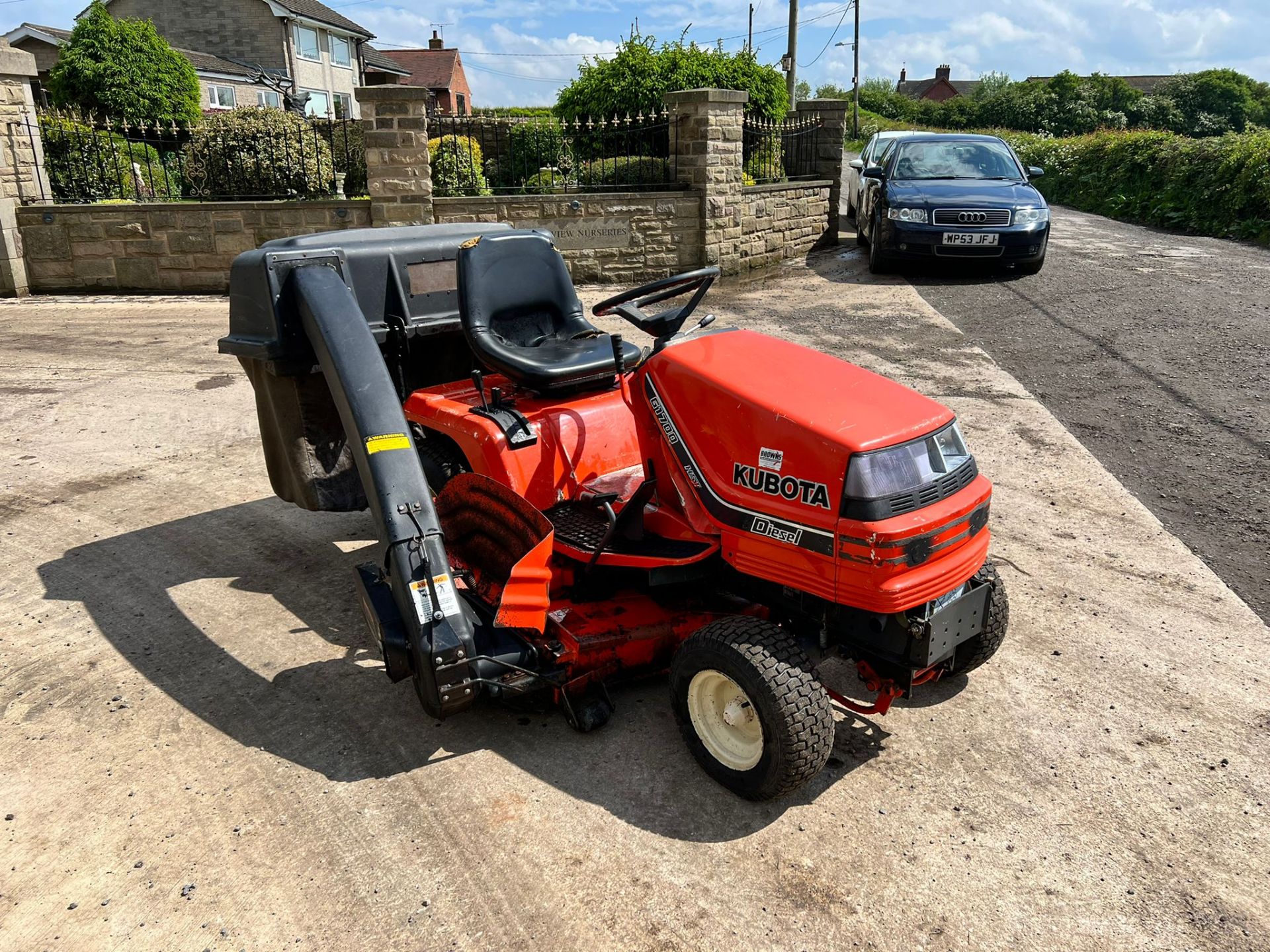 Kubota G1700 Diesel Ride On Mower With Rear Collector, Runs Drives And Cuts "NOVAT" - Image 4 of 12