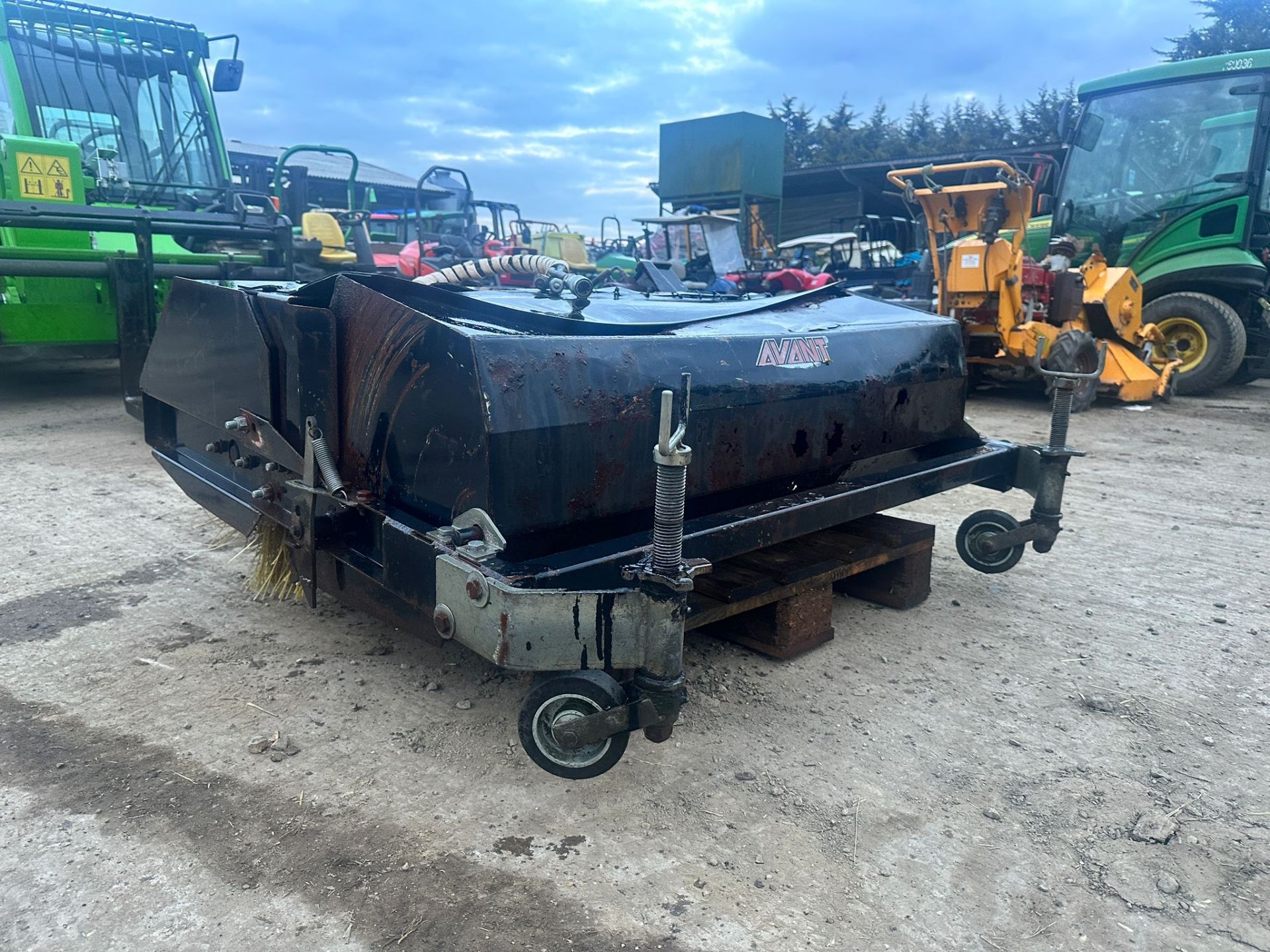 Avant Hydraulic Sweeper Bucket *PLUS VAT* - Image 6 of 12