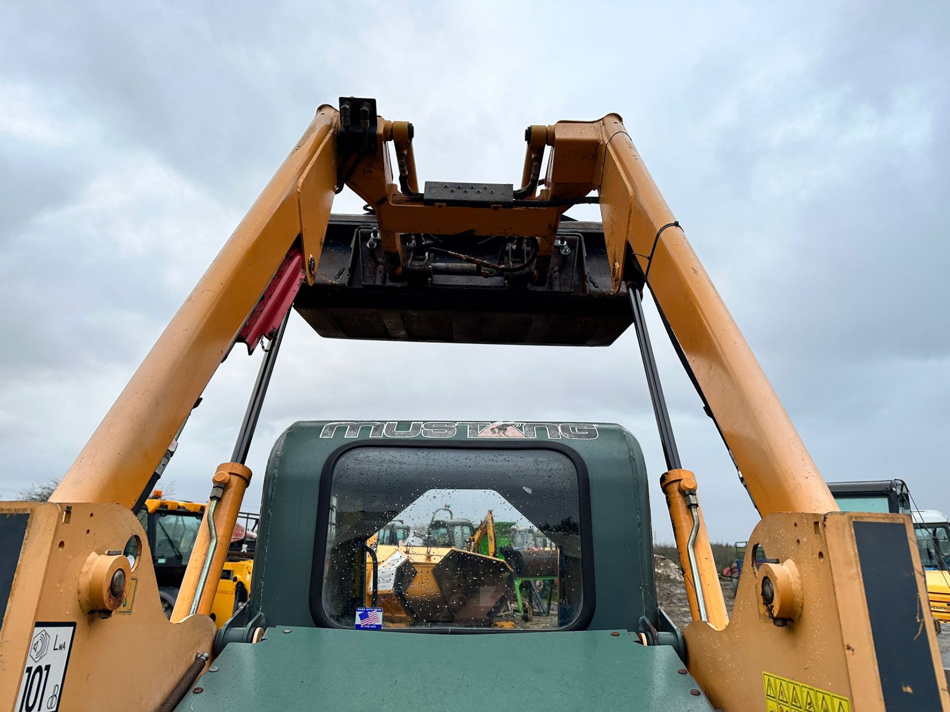 2007 Mustang 2041 Diesel Wheeled Skidsteer Loader With Caterpillar 72” Grab Bucket *PLUS VAT* - Image 12 of 15