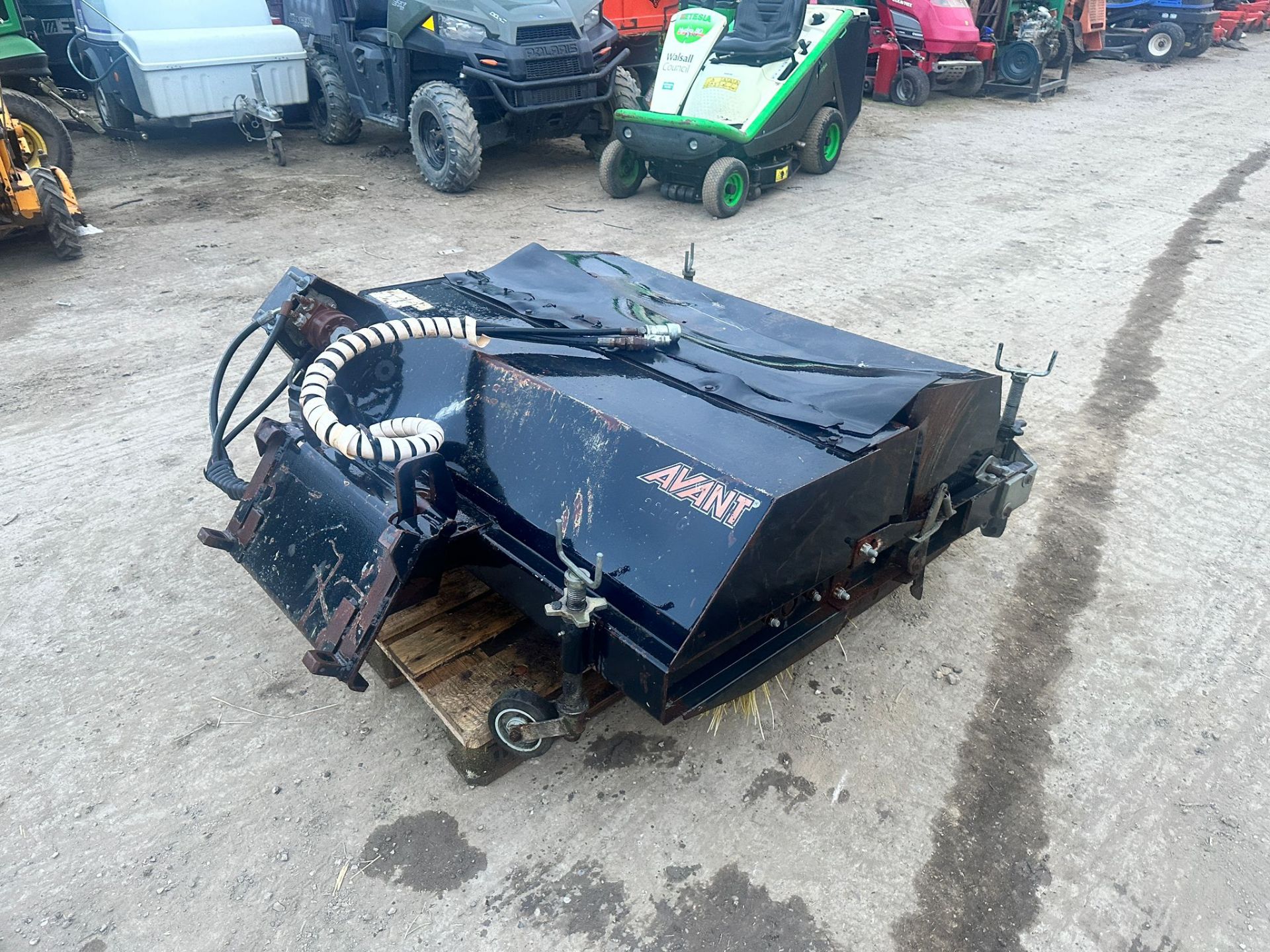 Avant Hydraulic Sweeper Bucket *PLUS VAT*