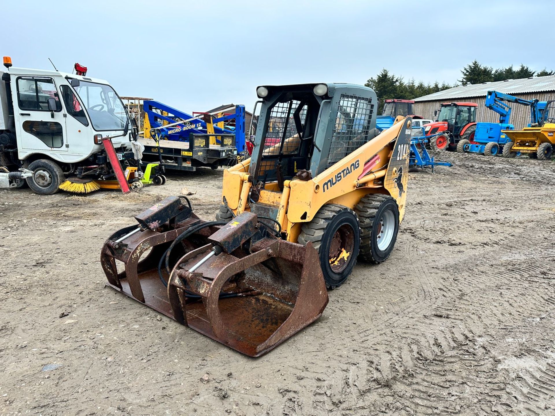 2007 Mustang 2041 Diesel Wheeled Skidsteer Loader With Caterpillar 72” Grab Bucket *PLUS VAT* - Image 2 of 15