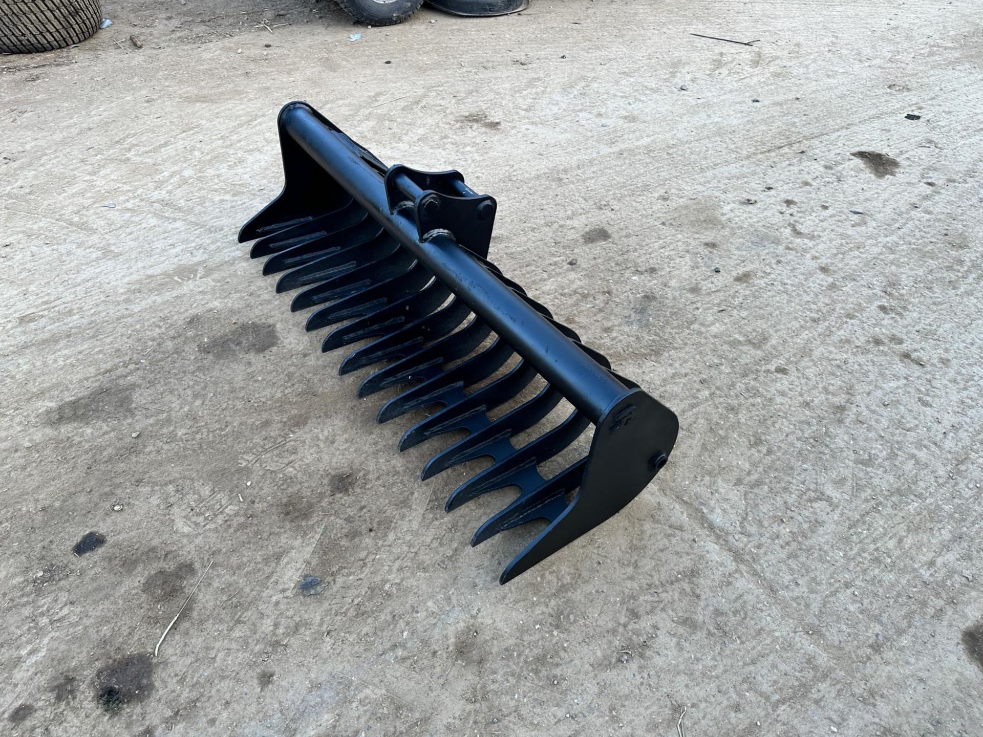 UNUSED JB EQUIPMENT HEAVY DUTY LAND RAKE/SCREENING BUCKET *PLUS VAT* - Image 3 of 13