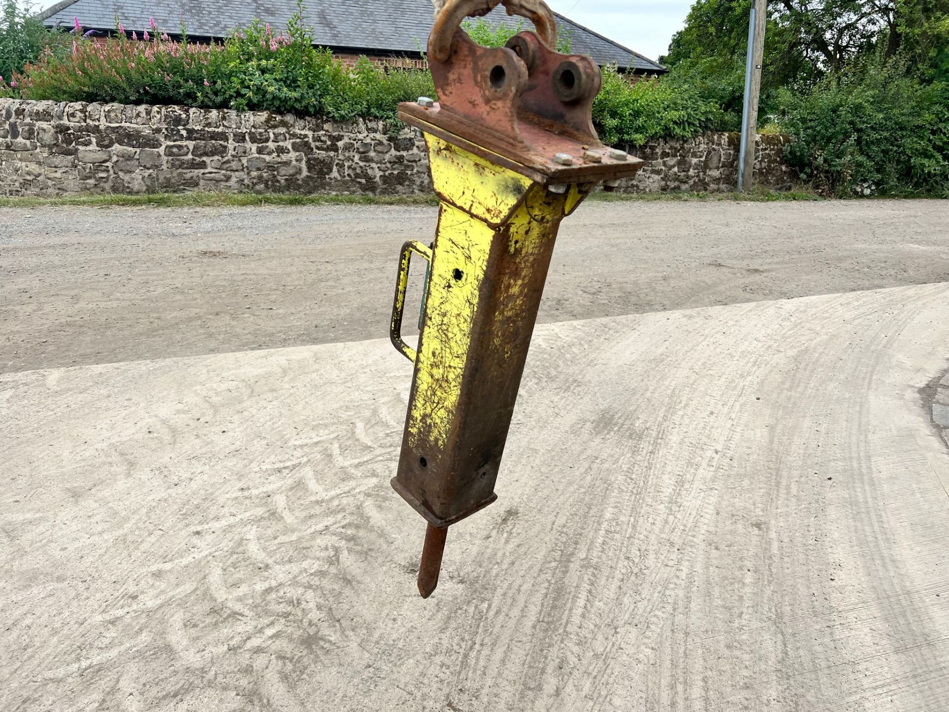 YELLOW HYDRAULIC ROCK BREAKER *PLUS VAT*