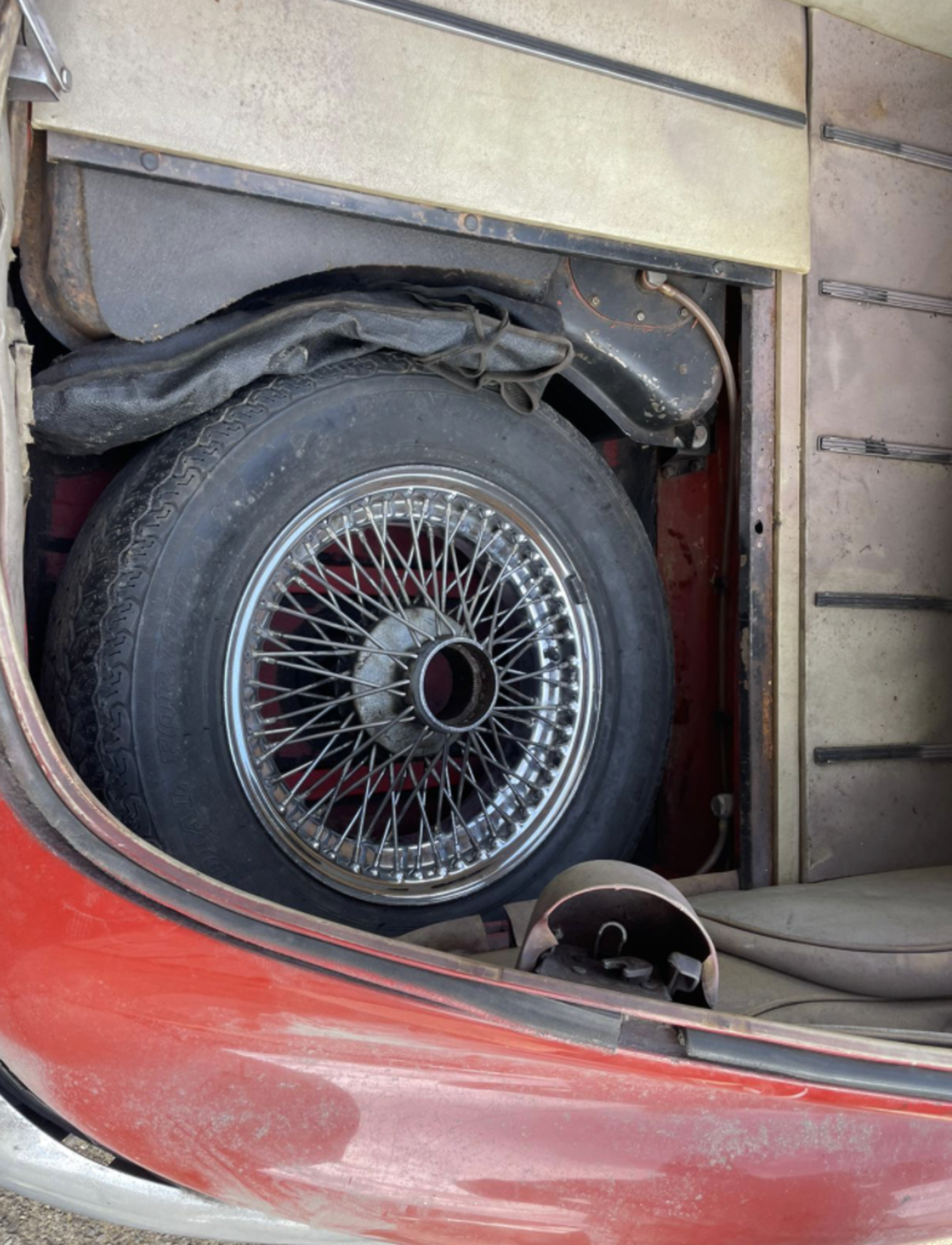 Jaguar E-Type barn find - starts runs and drives - Image 10 of 17