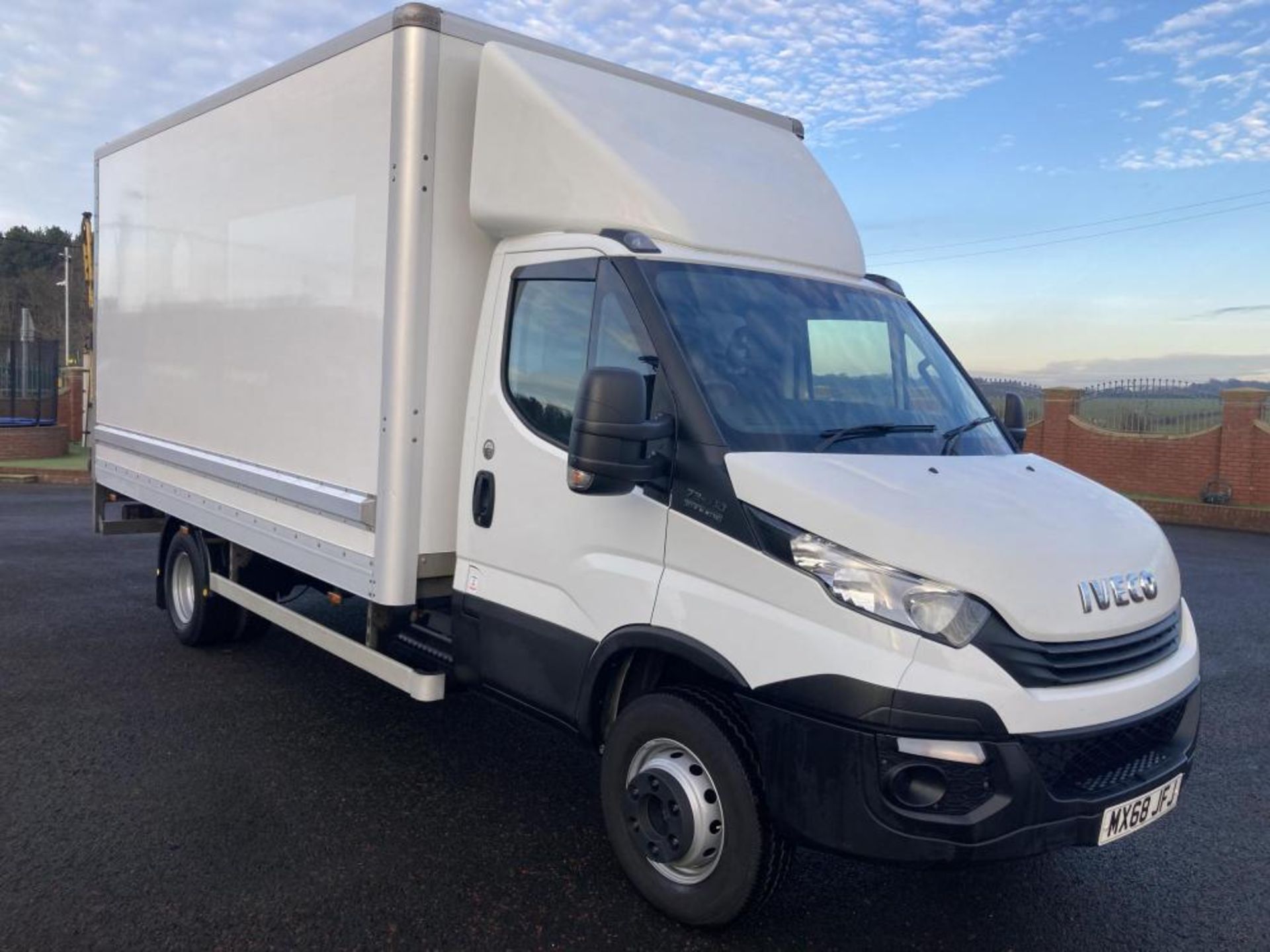 2018/68 IVECO DAILY 72-180 HIMATIC 15 ft BOX 7.2 ton Euro 6 with tail lift *PLUS VAT* - Image 3 of 12