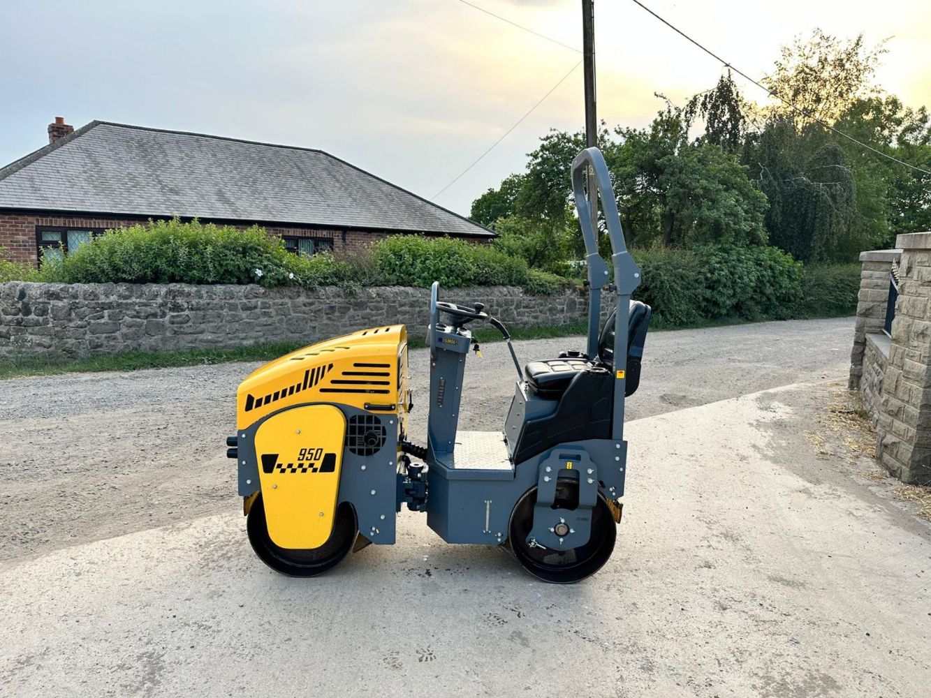 FRIDAY AFTERNOON SALE! ENDS FROM 1PM INCLUDES TARMAC PLANER, 14TON EXCAVATOR, SCARAB SWEEPER, LAND ROVER, DUMPERS, DIGGER, FORKLIFTS & MUCH MORE