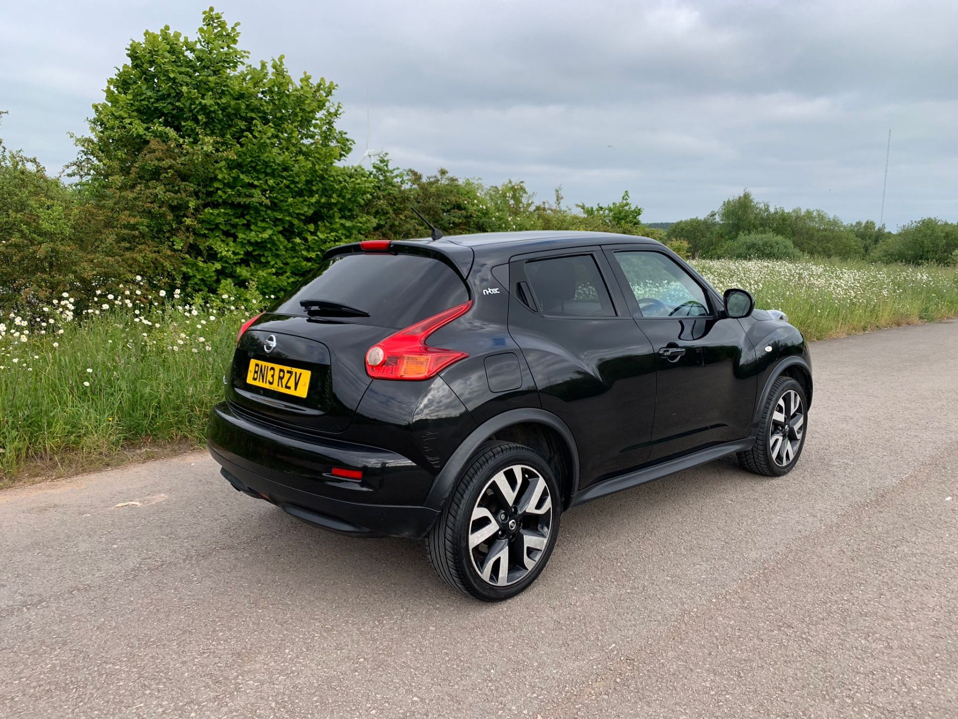 2013/13 REG NISSAN JUKE N-TEC 1.6 PETROL SUV, SHOWING 1 FORMER KEEPER *NO VAT* - Image 6 of 18