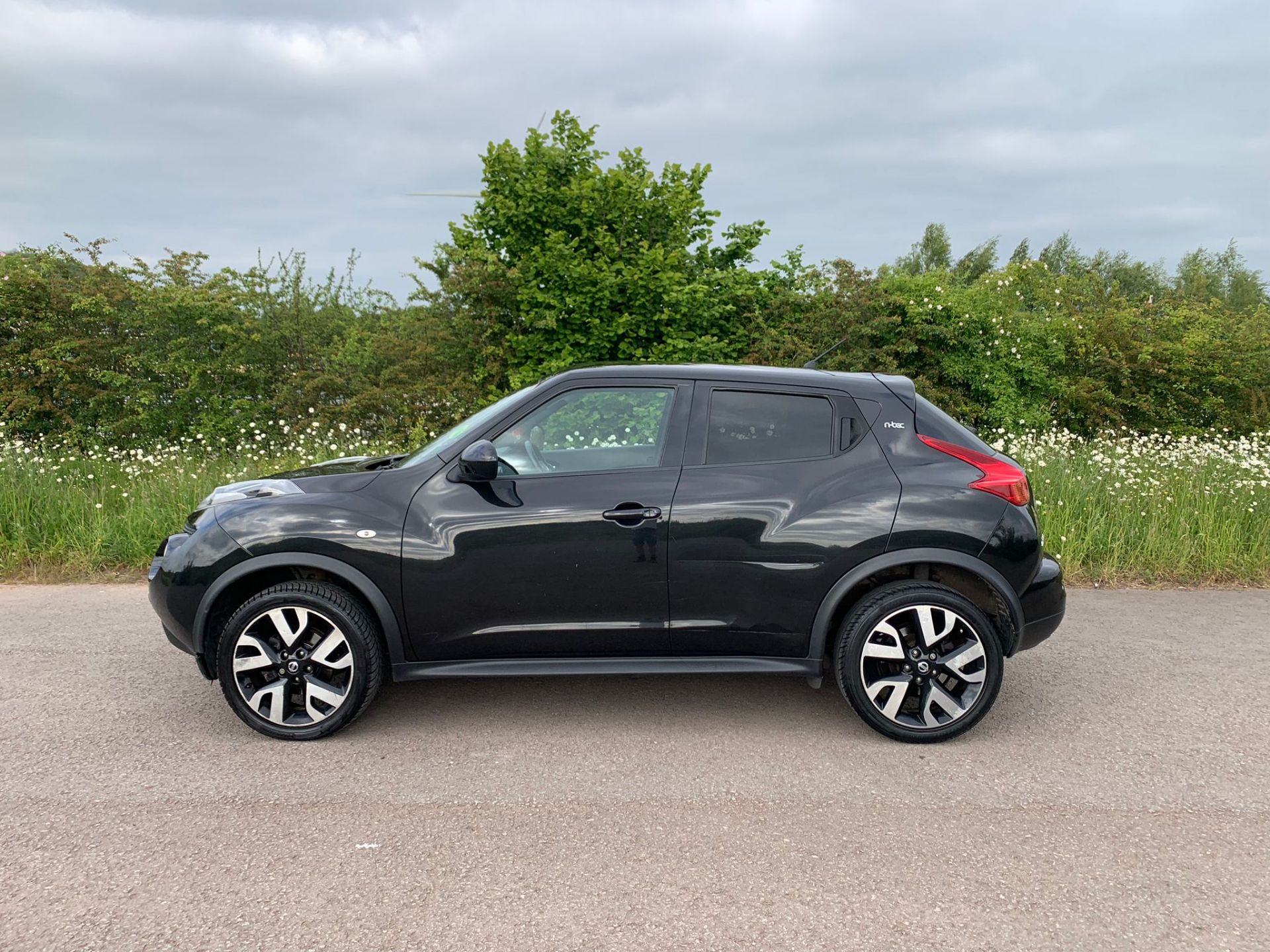 2013/13 REG NISSAN JUKE N-TEC 1.6 PETROL SUV, SHOWING 1 FORMER KEEPER *NO VAT* - Image 8 of 18