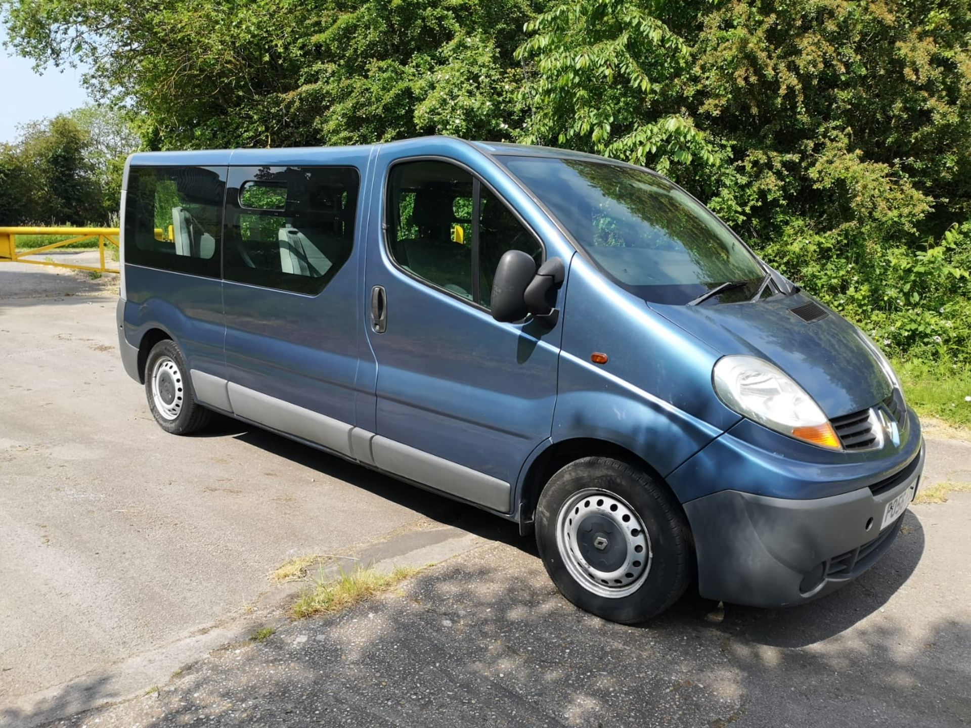 2007/56 REG RENAULT TRAFIC LL29+ DCI 115 2.0 DIESEL DISABLED ACCESS VAN, SHOWING 2 FORMER KEEPERS