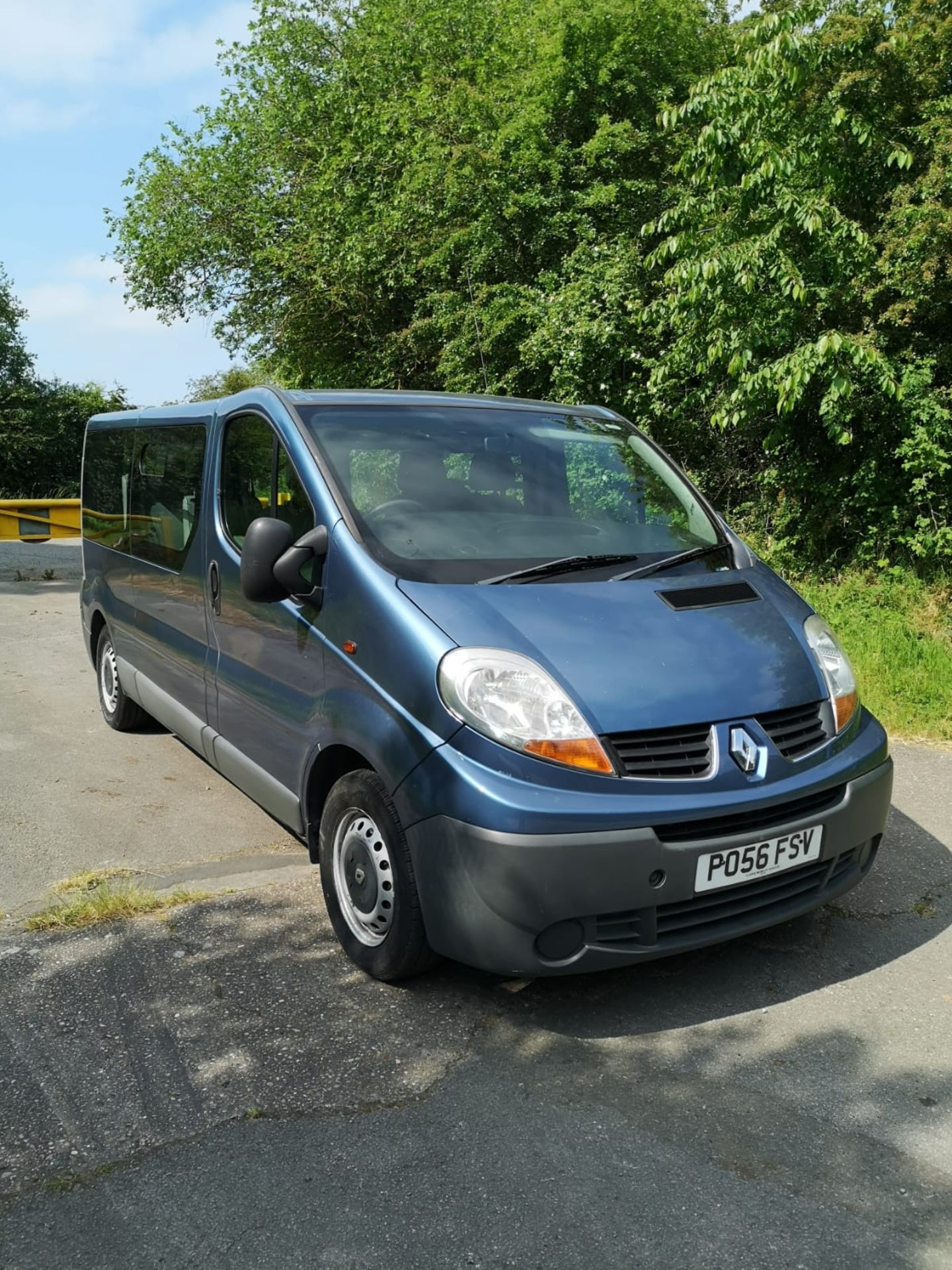 2007/56 REG RENAULT TRAFIC LL29+ DCI 115 2.0 DIESEL DISABLED ACCESS VAN, SHOWING 2 FORMER KEEPERS - Image 2 of 19