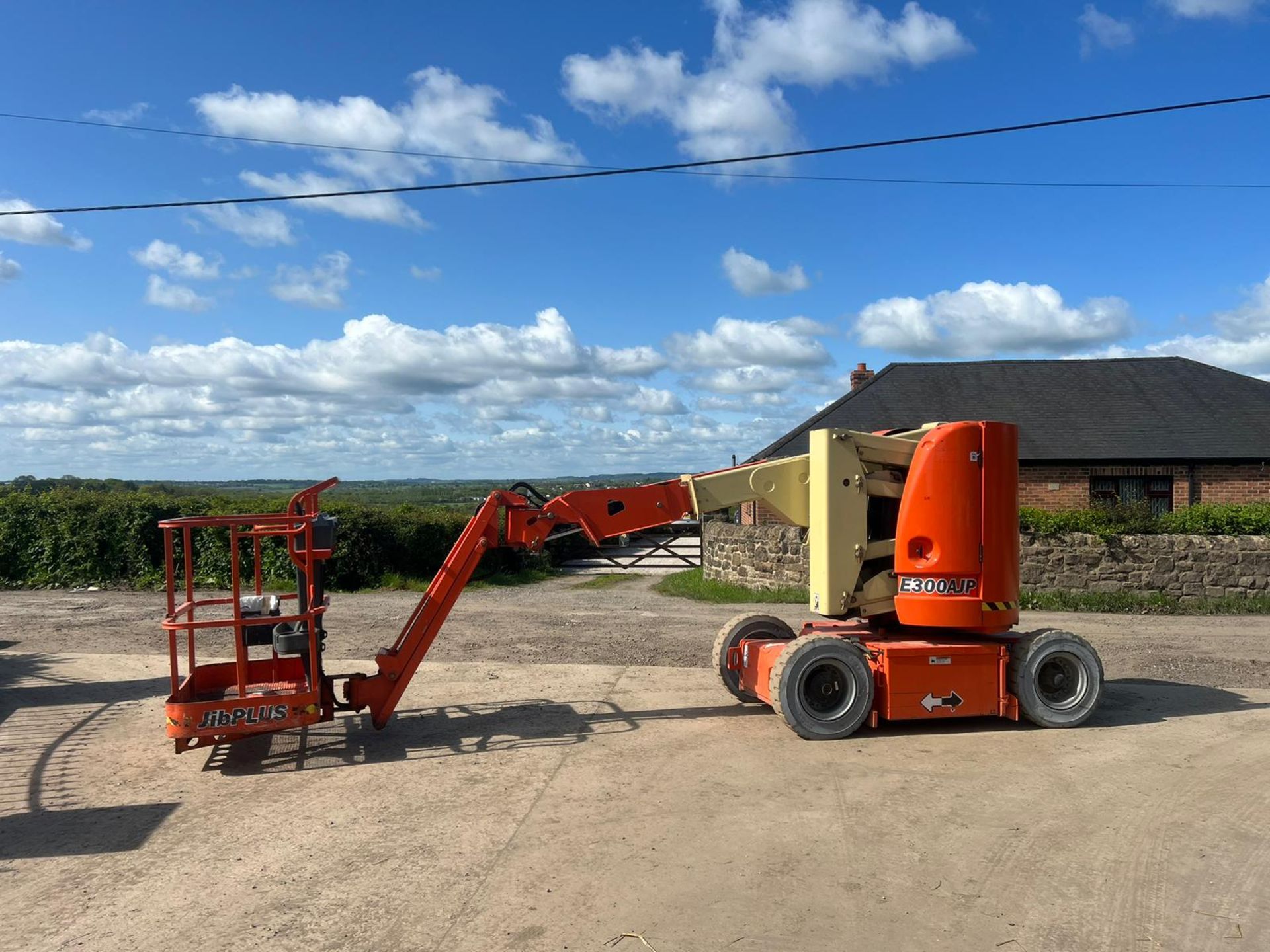 LG E300AJ Scissor Lift Boom Lift *PLUS VAT* - Image 11 of 18