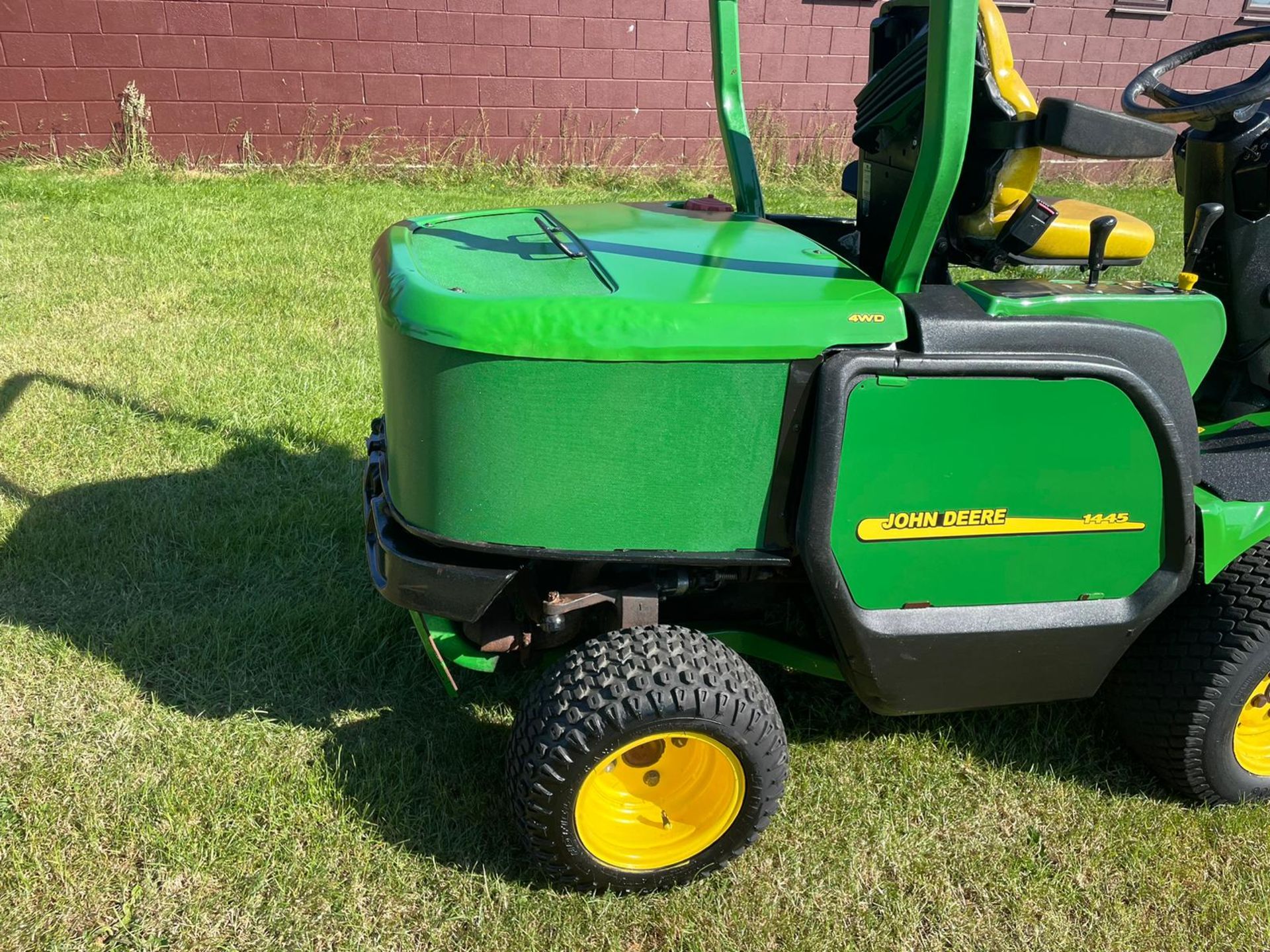 JOHN DEERE 1445 OUT FRONT RIDE ON LAWN MOWER *NO VAT* - Image 15 of 17