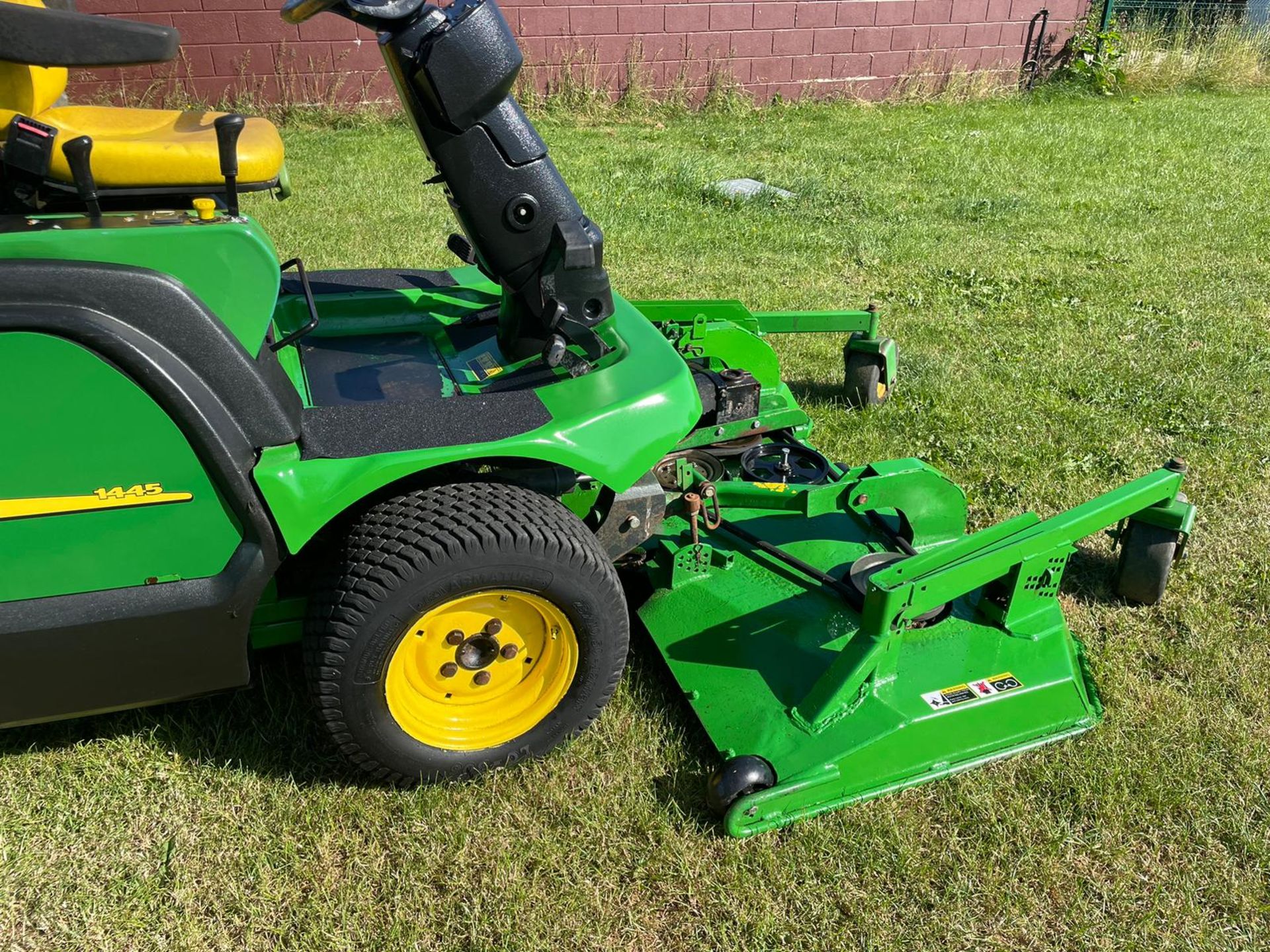 JOHN DEERE 1445 OUT FRONT RIDE ON LAWN MOWER *NO VAT* - Image 14 of 17