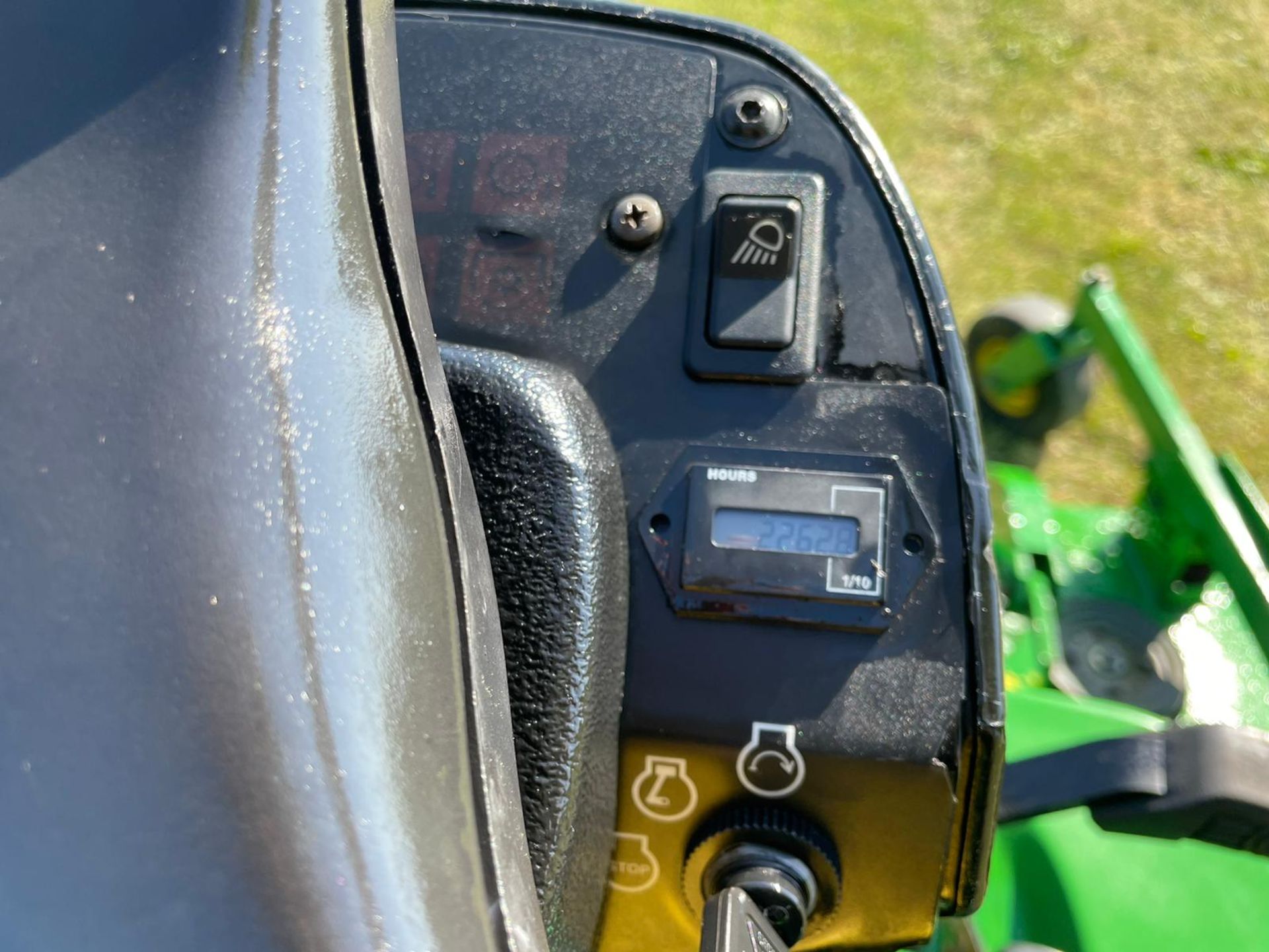 JOHN DEERE 1445 OUT FRONT RIDE ON LAWN MOWER *NO VAT* - Image 16 of 17