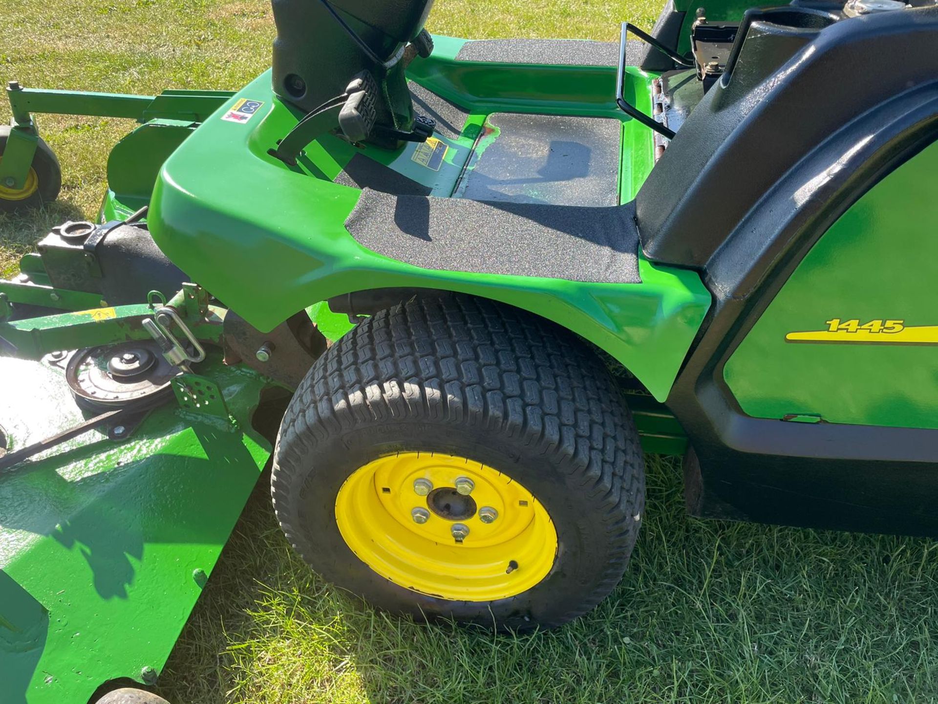 JOHN DEERE 1445 OUT FRONT RIDE ON LAWN MOWER *NO VAT* - Image 12 of 17