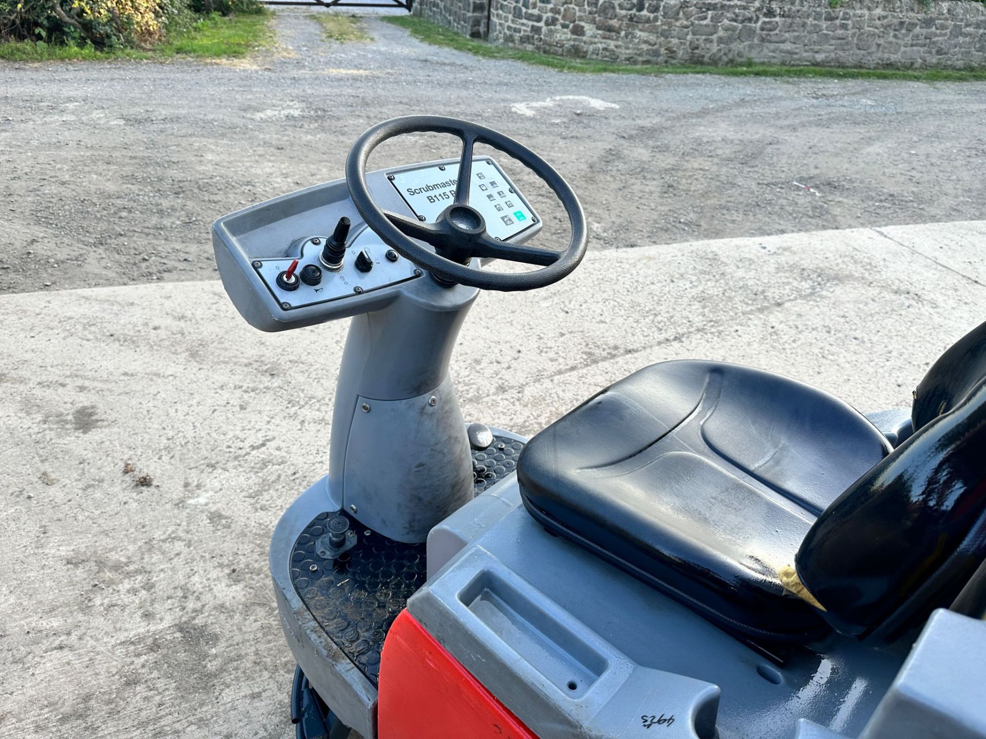 2015 HAKO B155R RIDE ON FLOOR SCRUBBER/SWEEPER *PLUS VAT* - Image 10 of 12