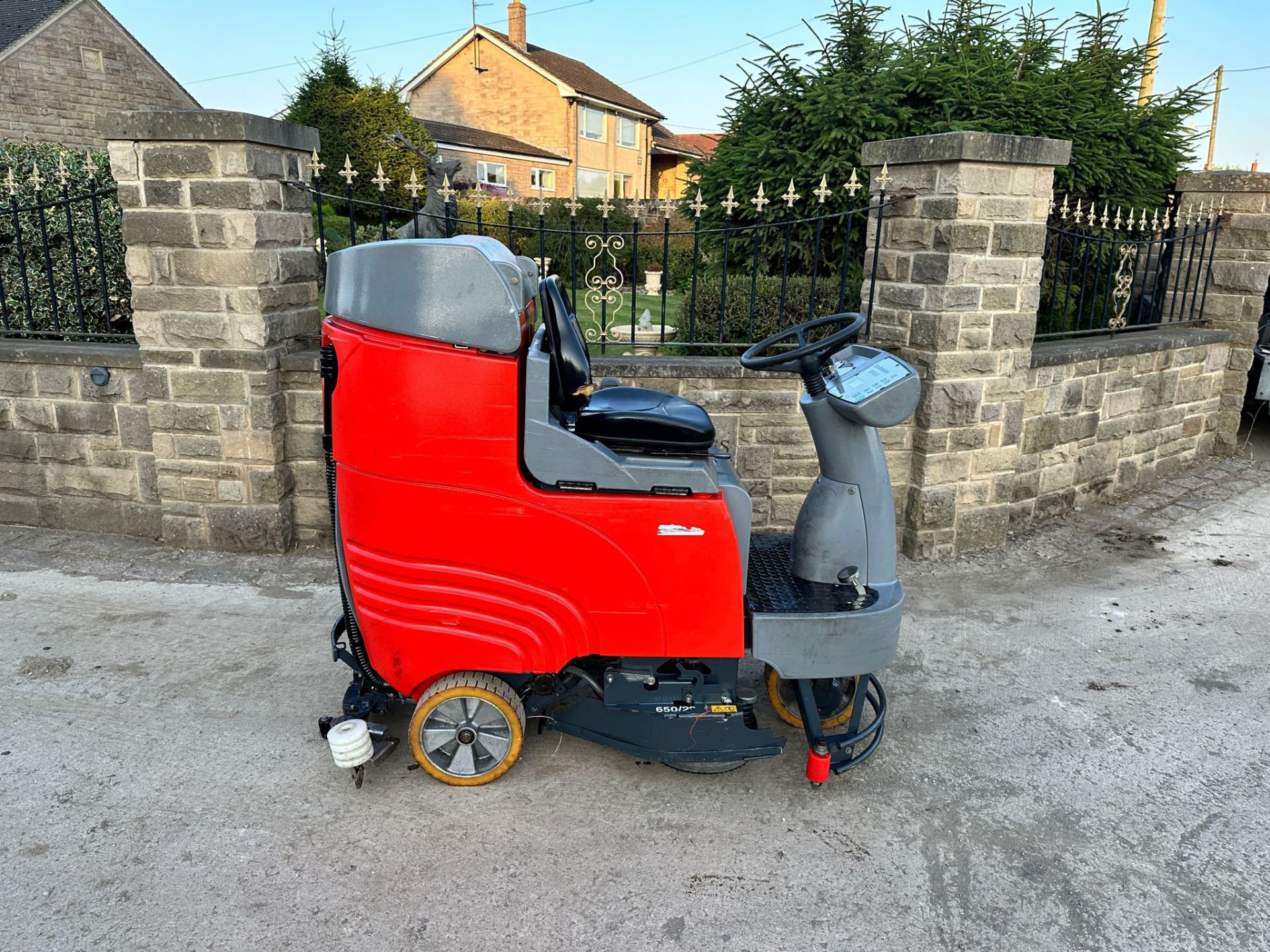 2015 HAKO B155R RIDE ON FLOOR SCRUBBER/SWEEPER *PLUS VAT* - Image 5 of 12