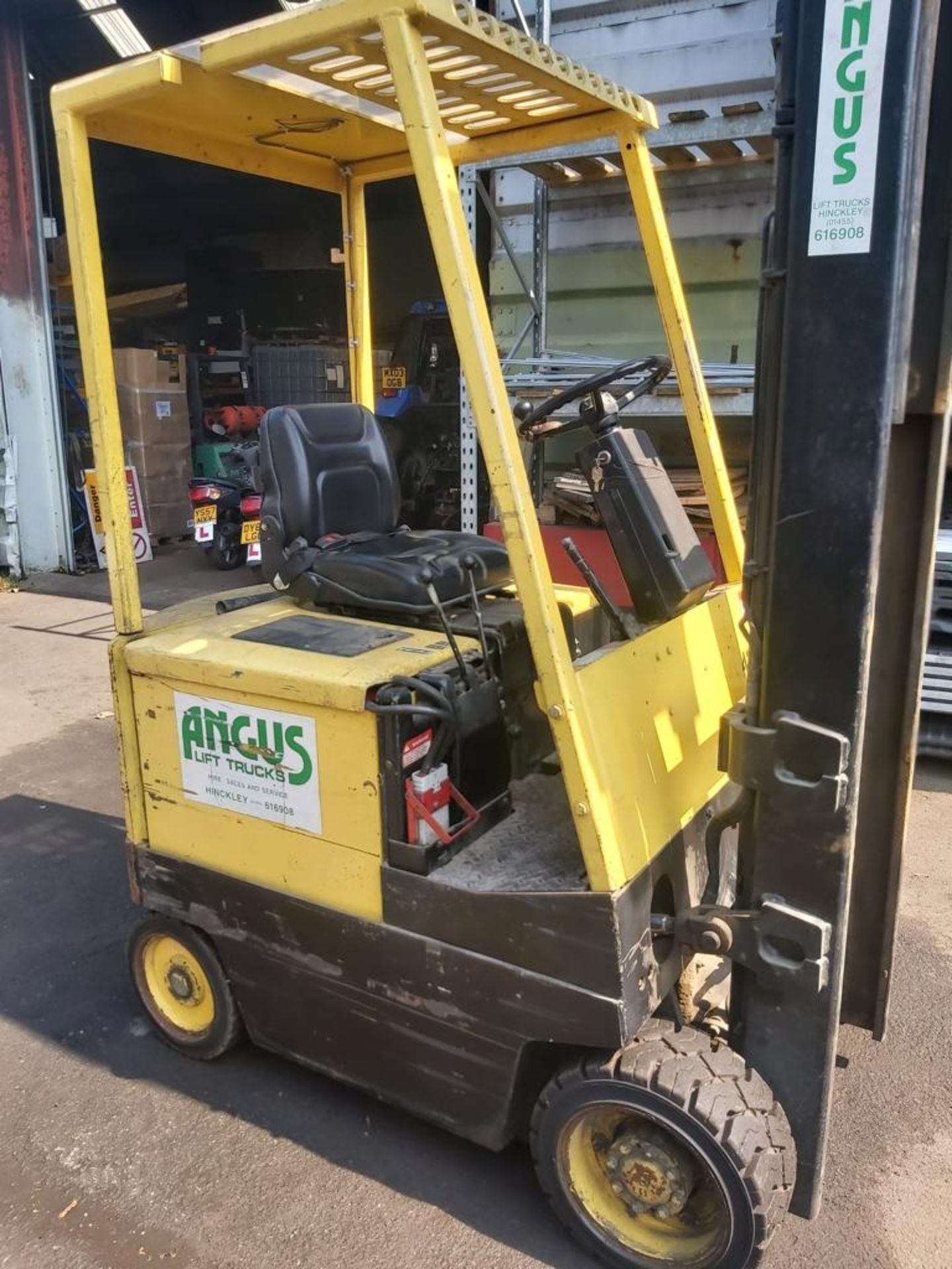 Hyster electric forklift c/w charger batteries hold charge for 2 months or more *NO VAT* - Image 2 of 11