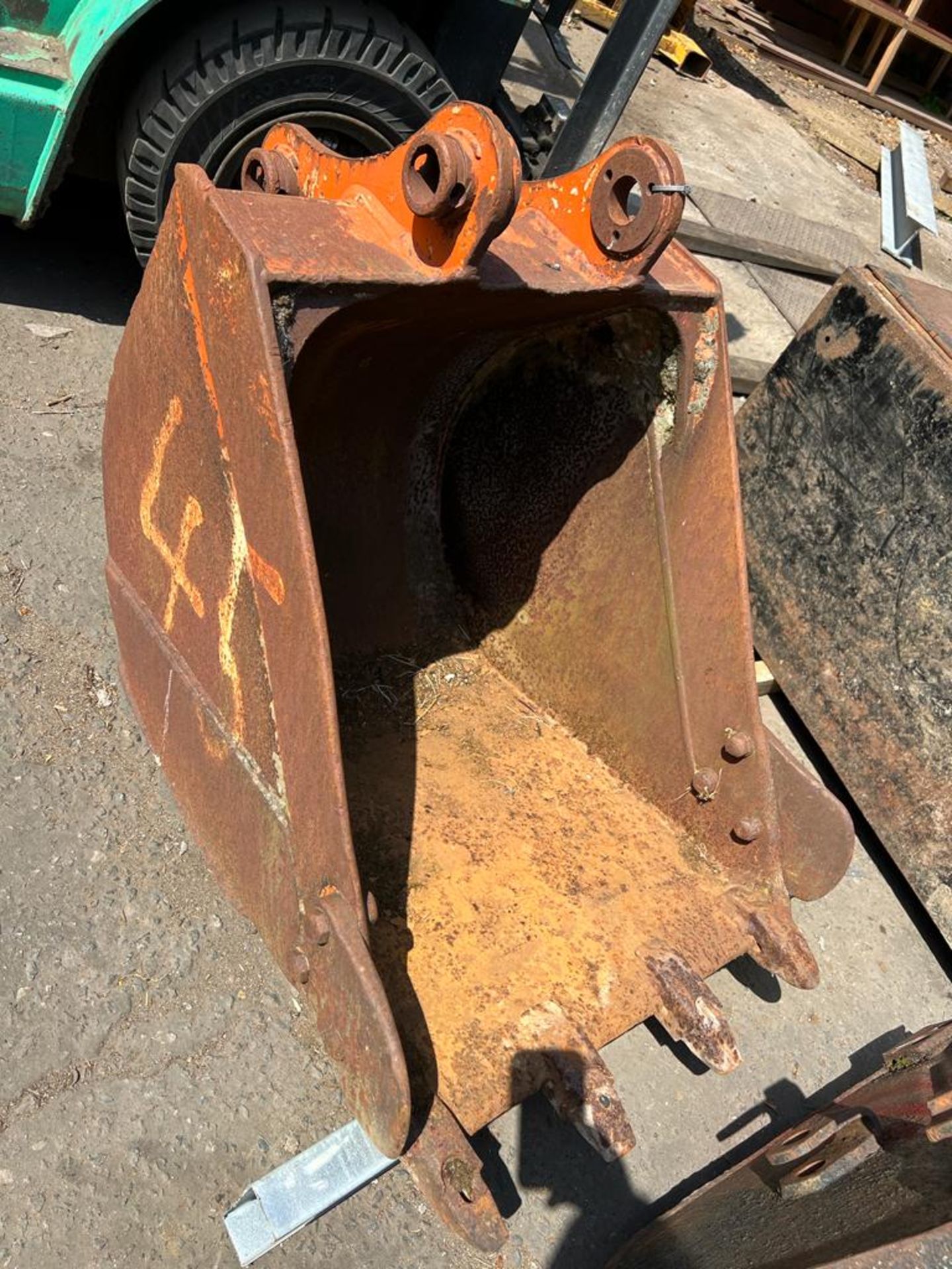 DIGGING BUCKET 700mm WITH 4 TEETH *NO VAT* - Image 2 of 2