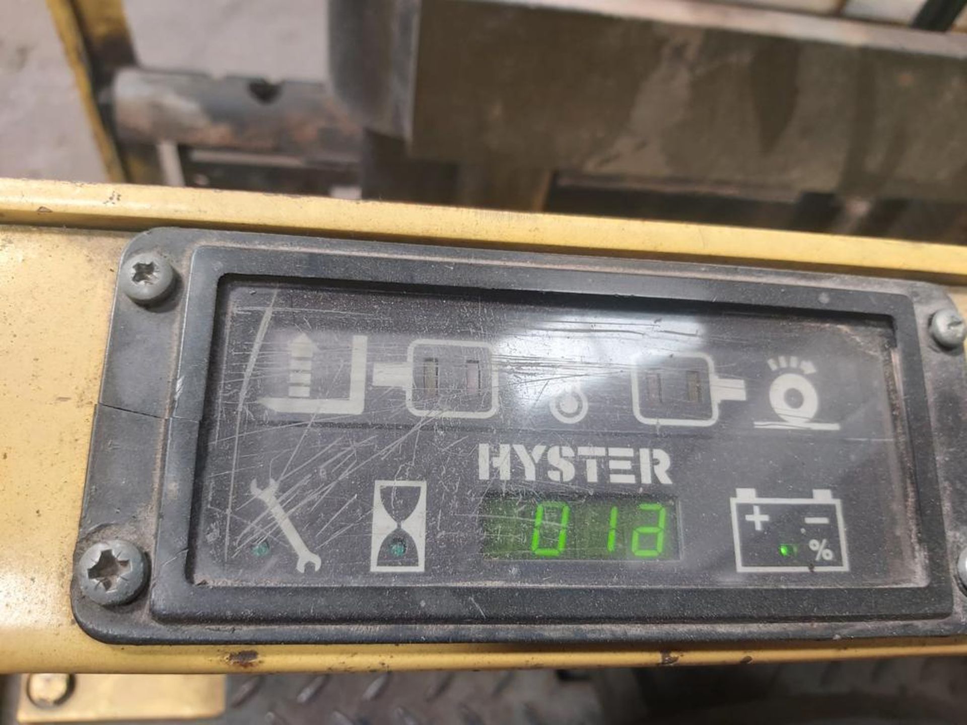 Hyster electric forklift c/w charger batteries hold charge for 2 months or more *NO VAT* - Image 4 of 11