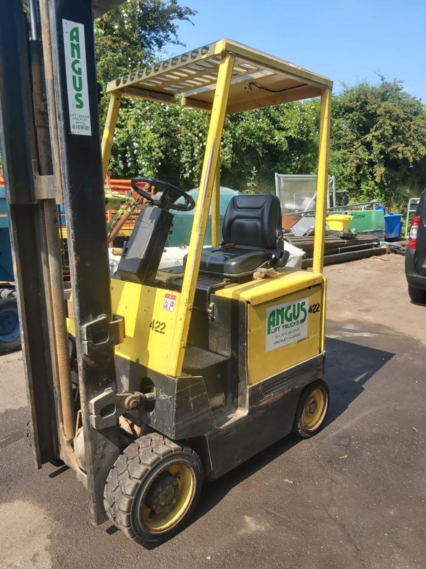 Hyster electric forklift c/w charger batteries hold charge for 2 months or more *NO VAT* - Image 7 of 11