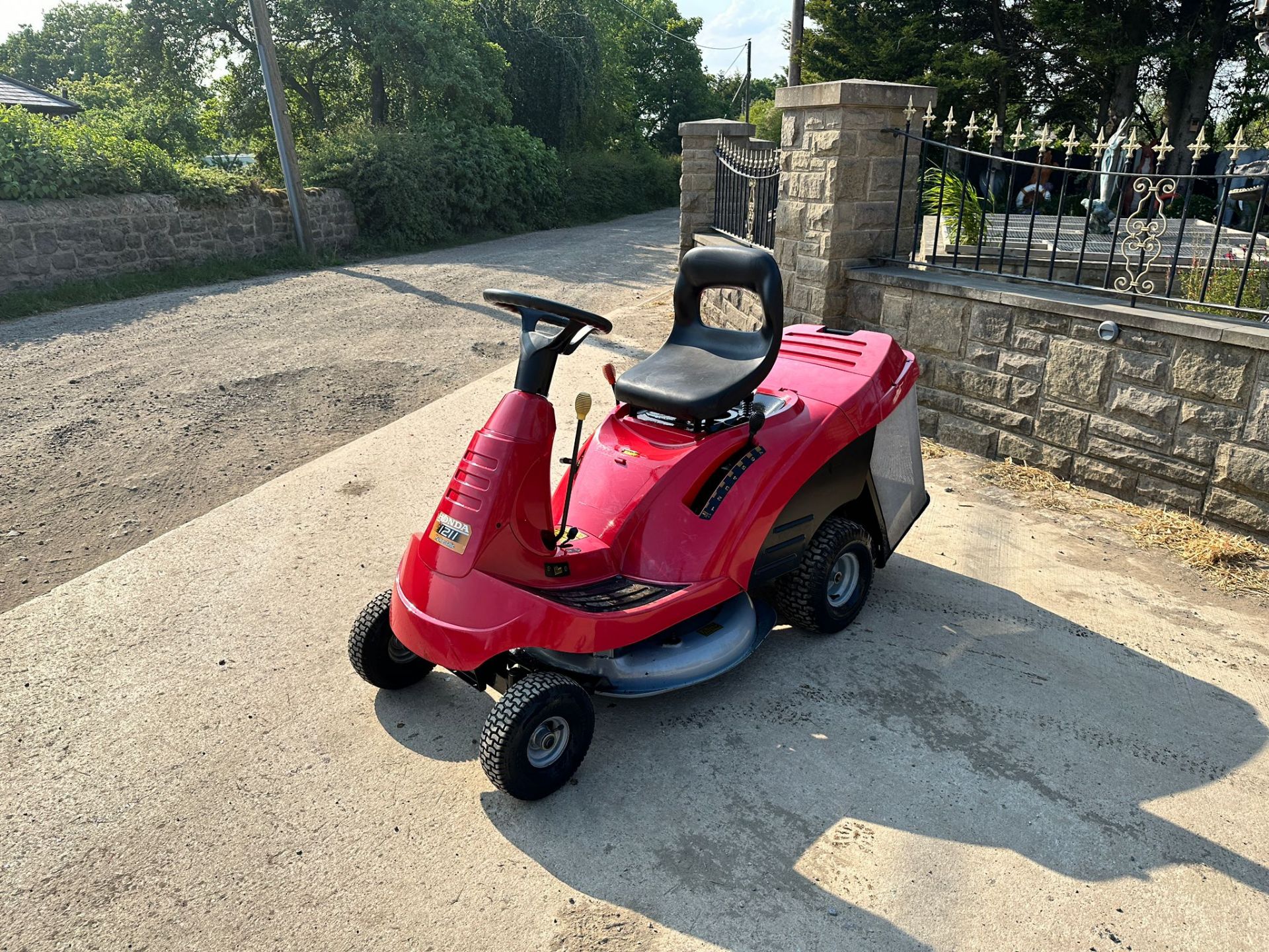 HONDA 1211 RIDE ON MOWER WITH REAR COLLECTOR *PLUS VAT* - Image 2 of 19