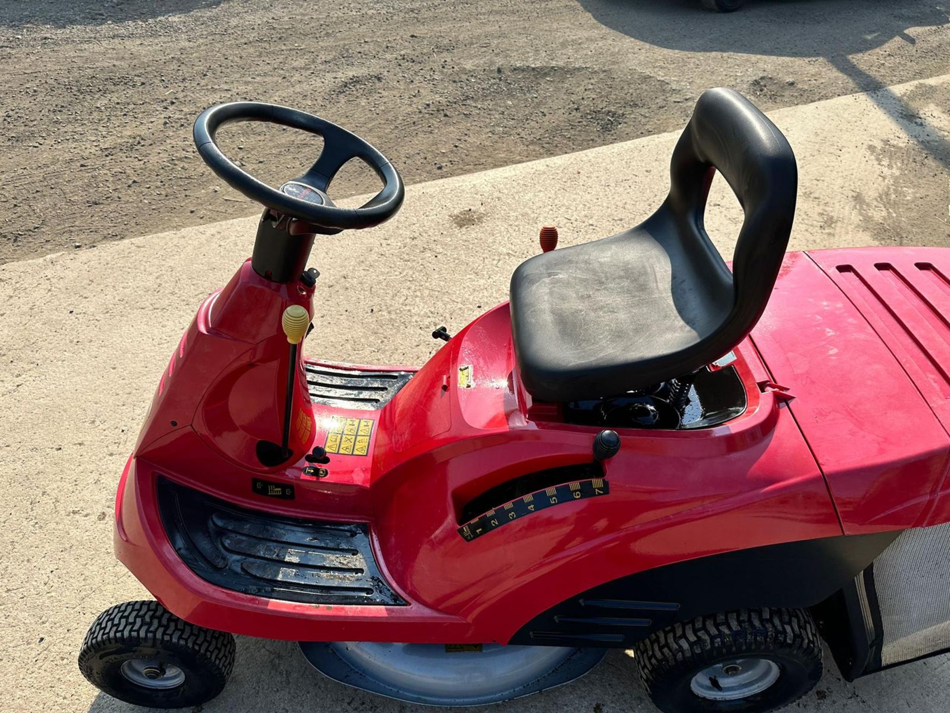 HONDA 1211 RIDE ON MOWER WITH REAR COLLECTOR *PLUS VAT* - Image 4 of 19