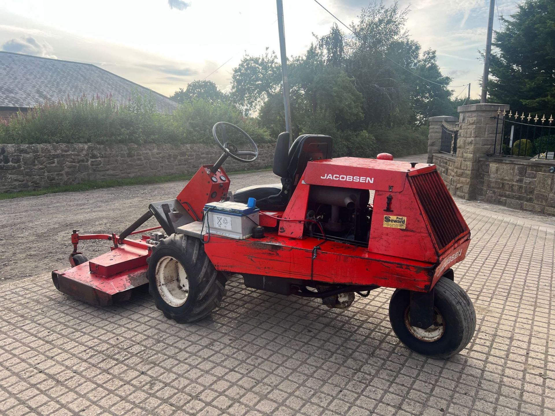 JACOBSEN OUT FRONT RIDE ON LAWN MOWER *NO VAT* - Image 5 of 12